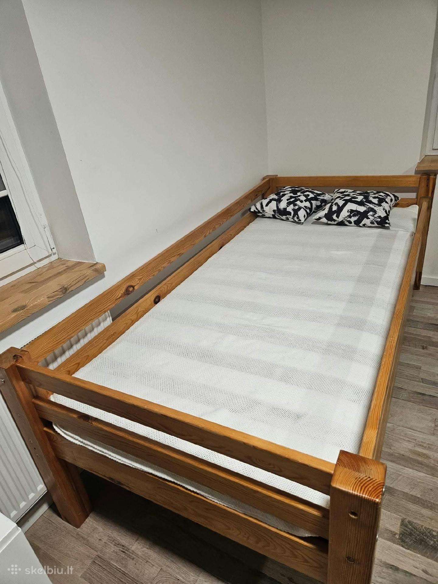 Vaikiška medinė lova su čiužiniu
