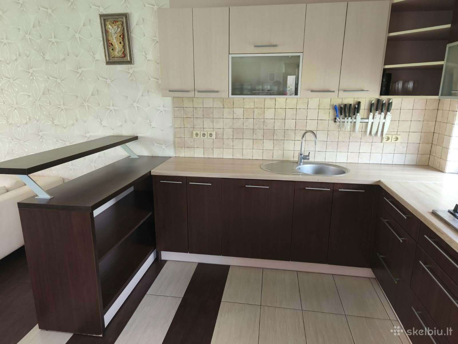 Parduodamas visas virtuvės baldų komplektas.