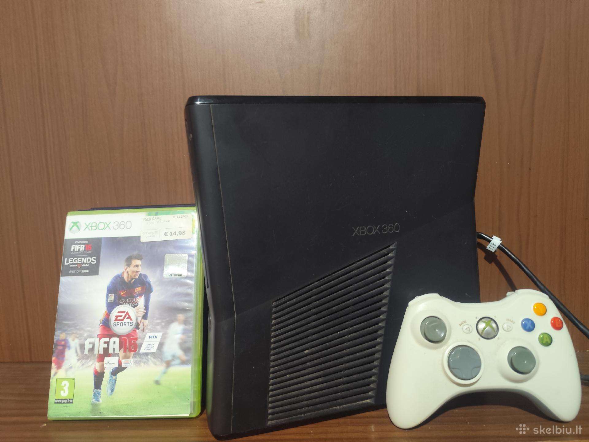 Xbox 360 su pultu ir Kinect kamera