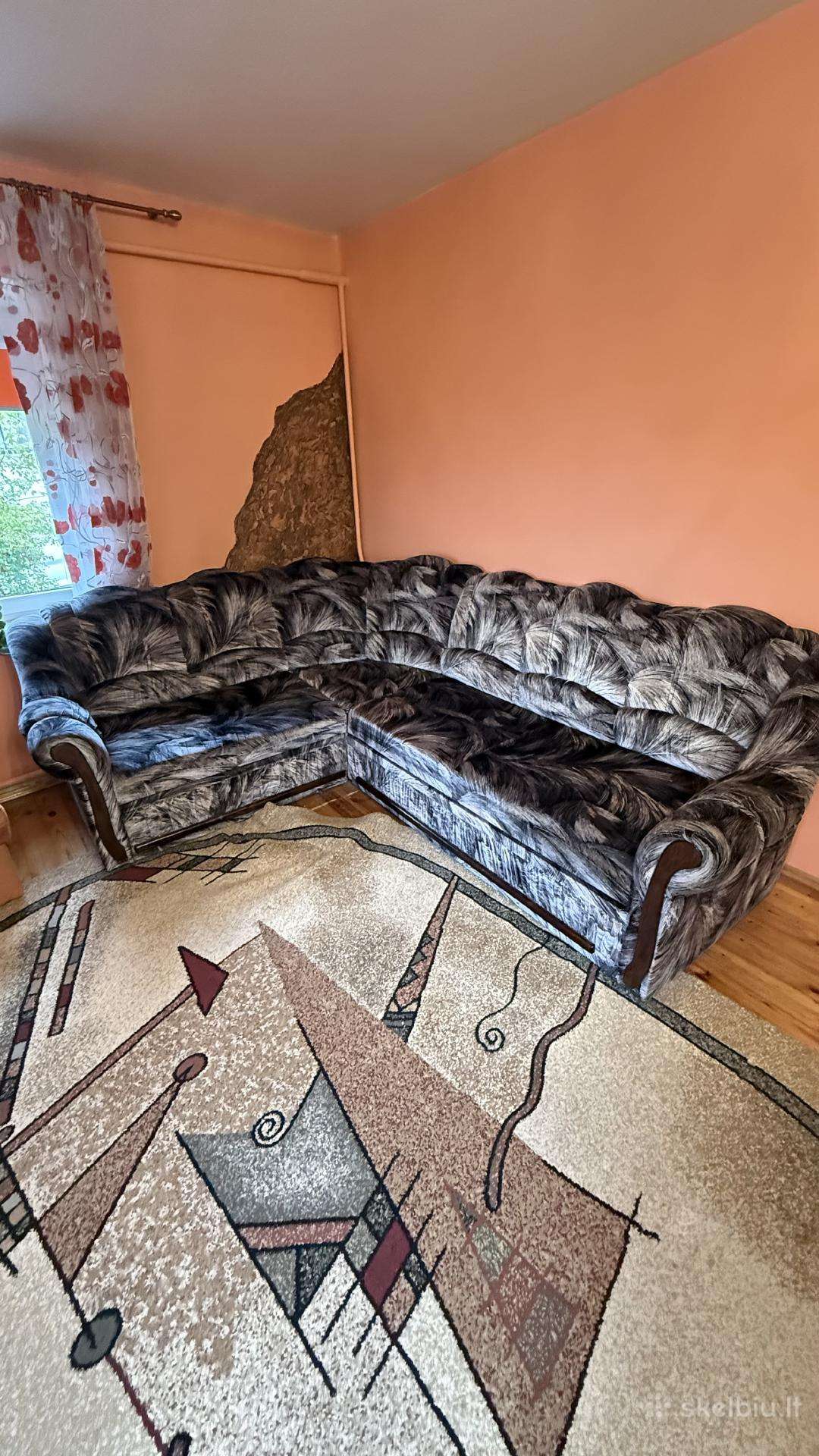 Dovanojama kampinė sofa