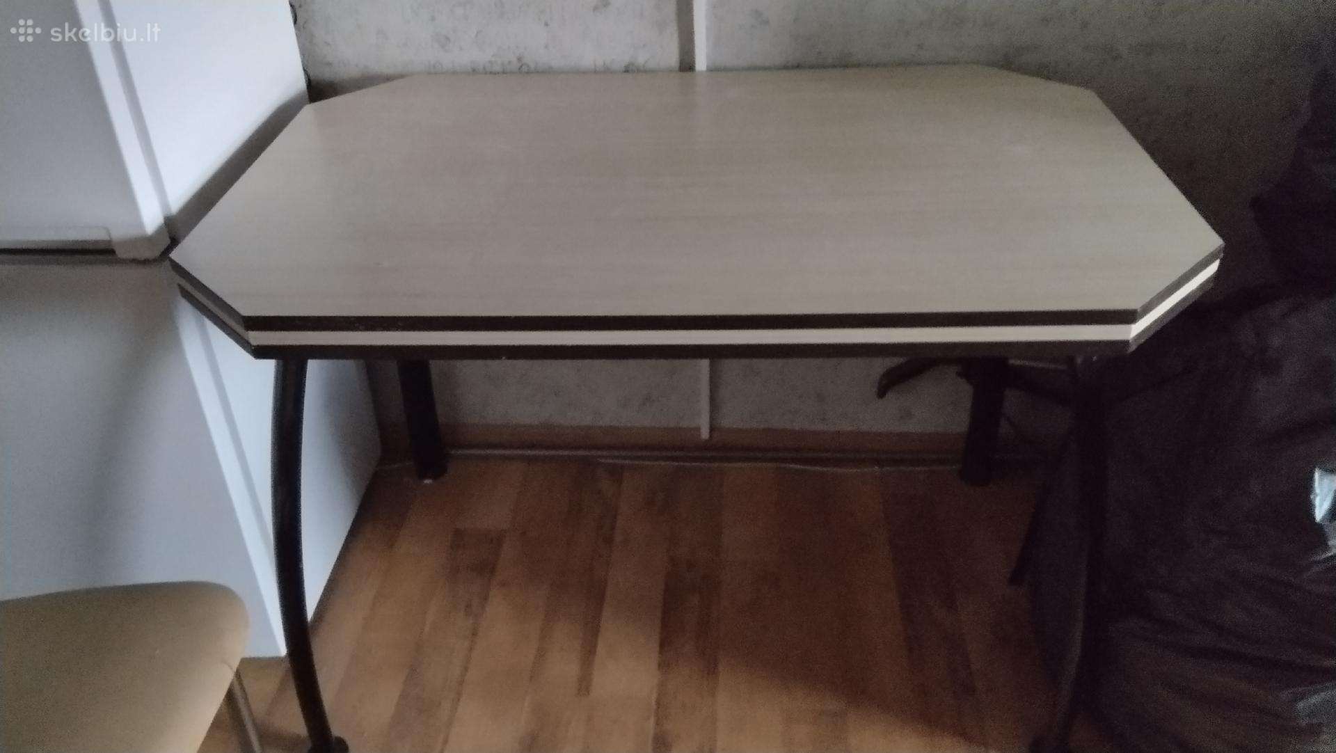 Stalasm su kėdėmis