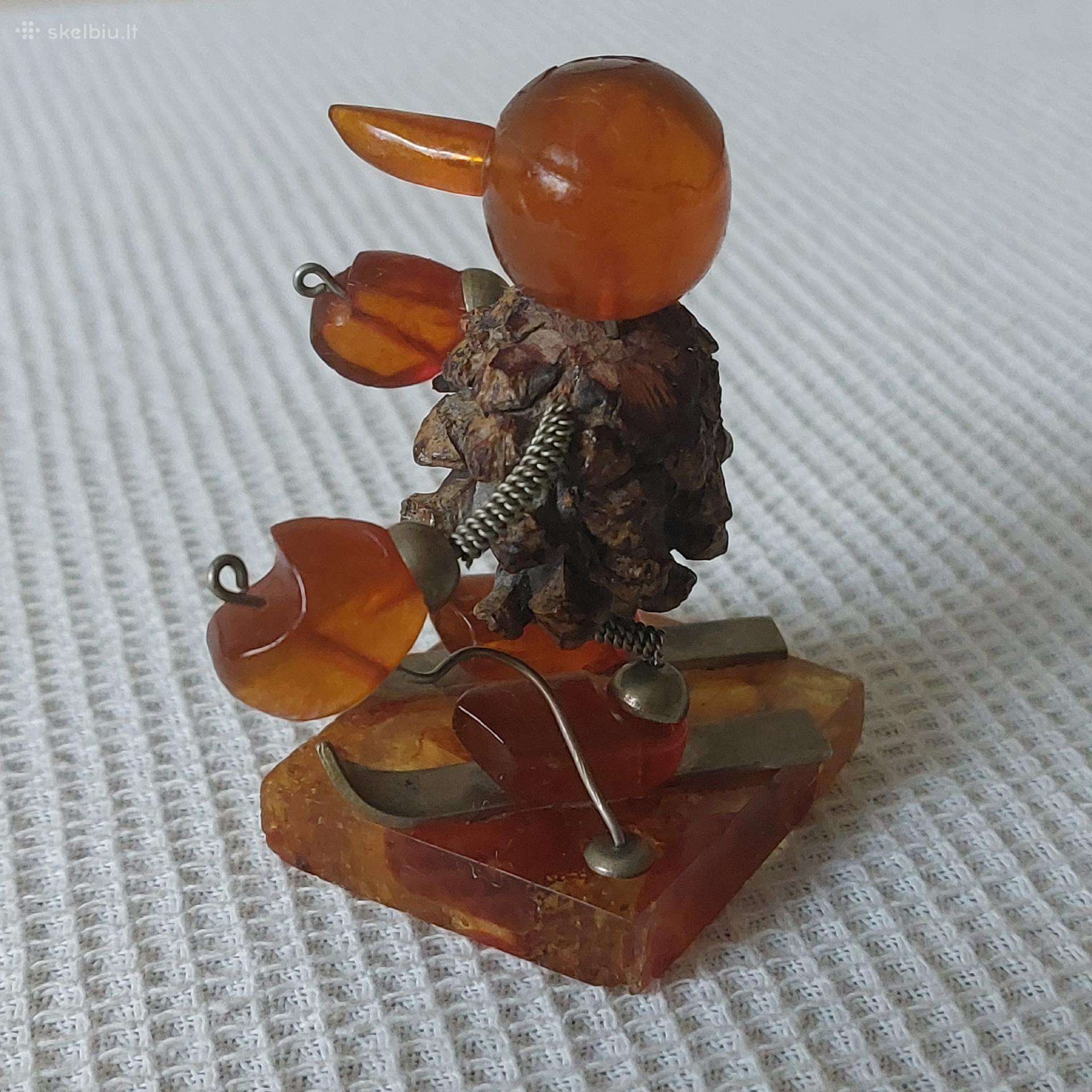 Gintarinė figūrėle " Slidinikas " ( taryb. laikų )