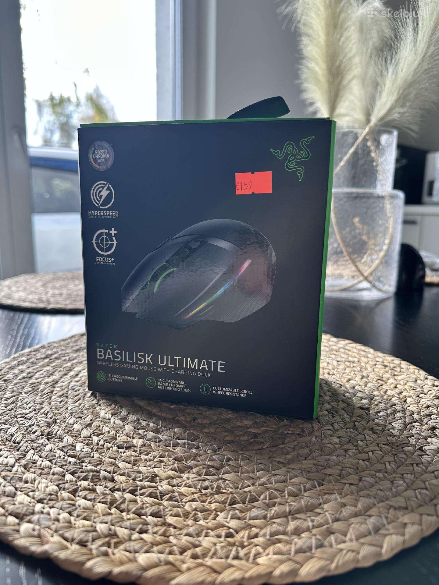 Razer Basilisk Ultimate su įkrovimo stotele