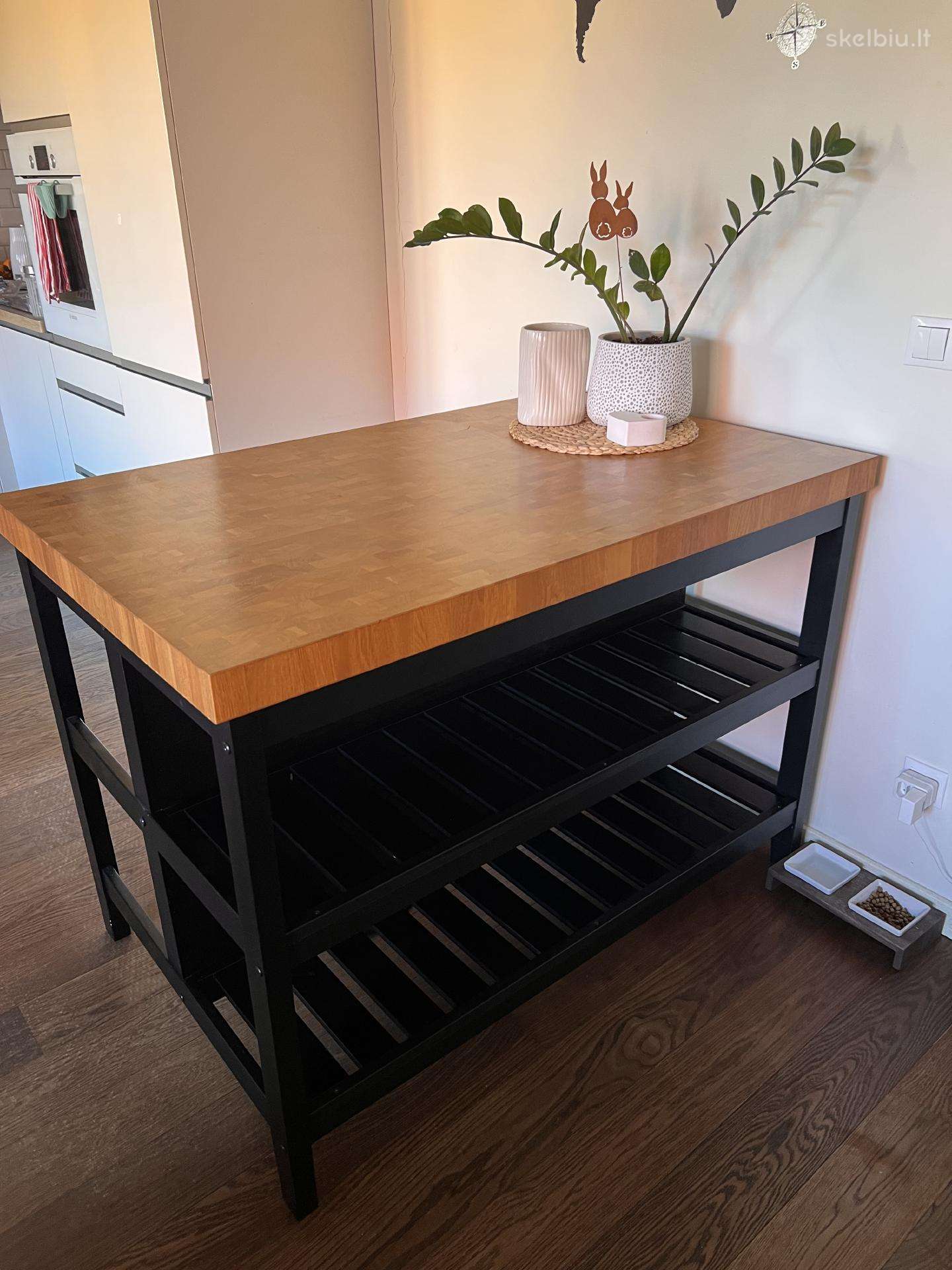 Ikea vadholma sala su pusbario kėdėmis