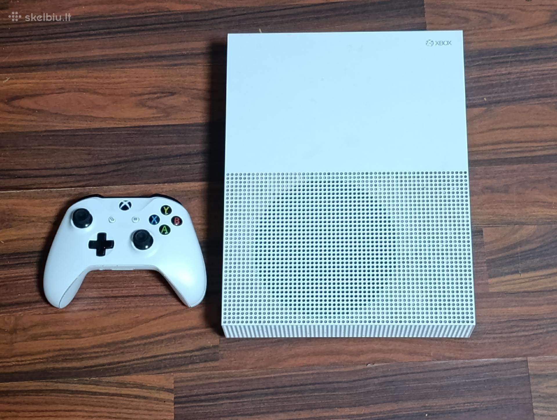 Xbox One S konsolė su pulteliu.