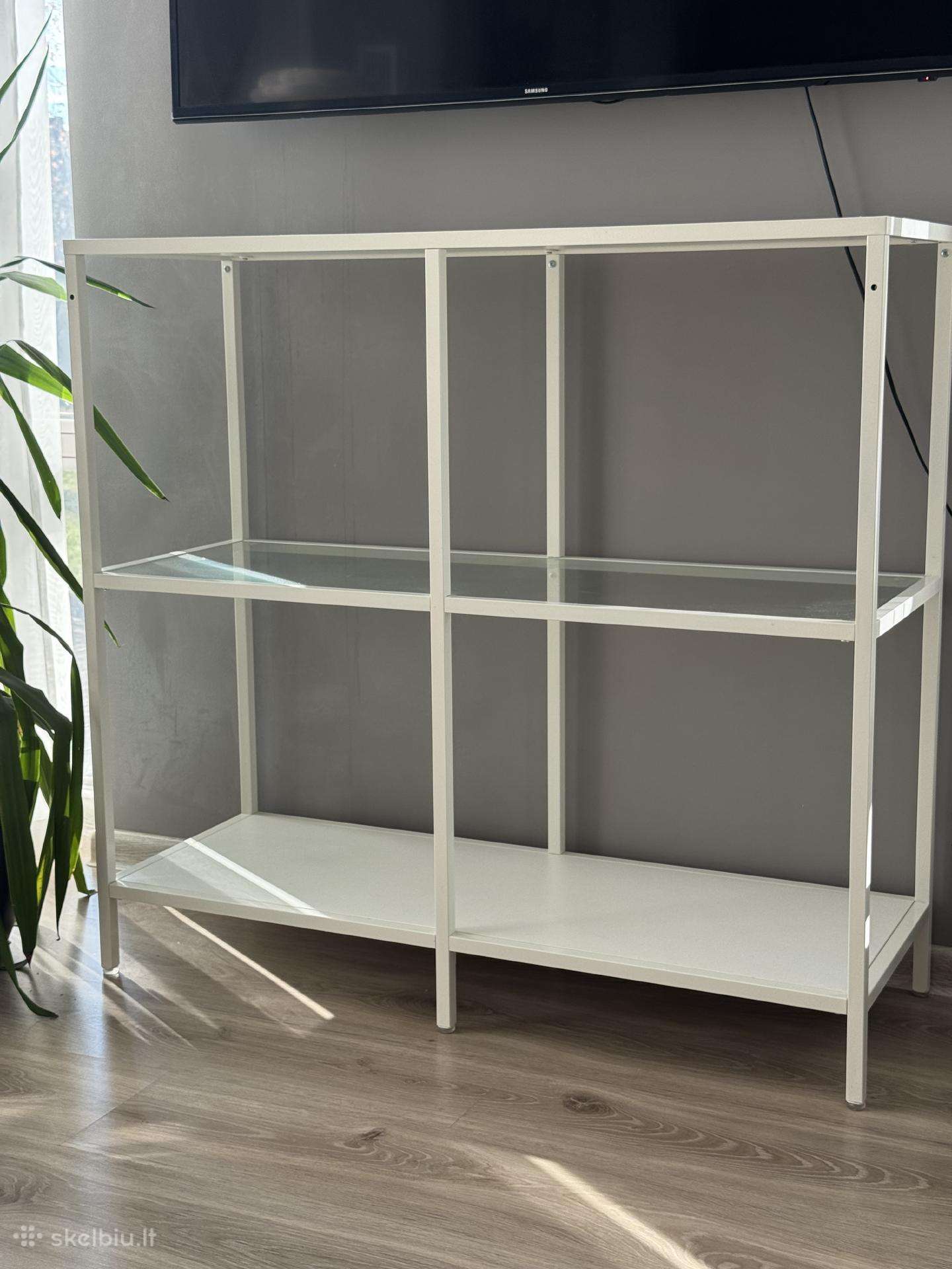 Ikea Vittsjö lentynos – baltos, su stiklu