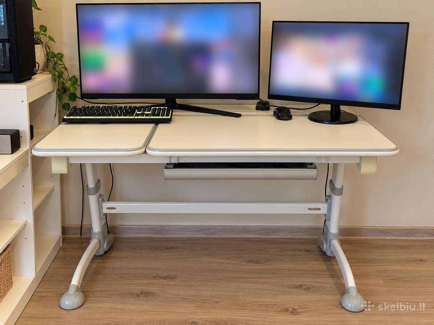 Ergonominis augantis rašomasis stalas