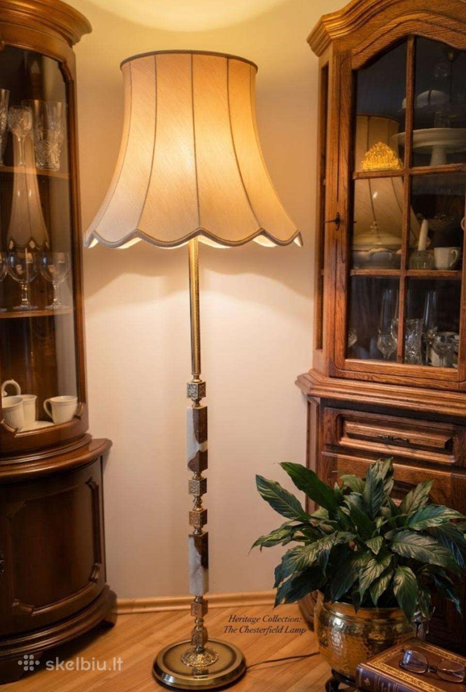 Didžiulis šviestuvas su onikso akmens detalėmis.