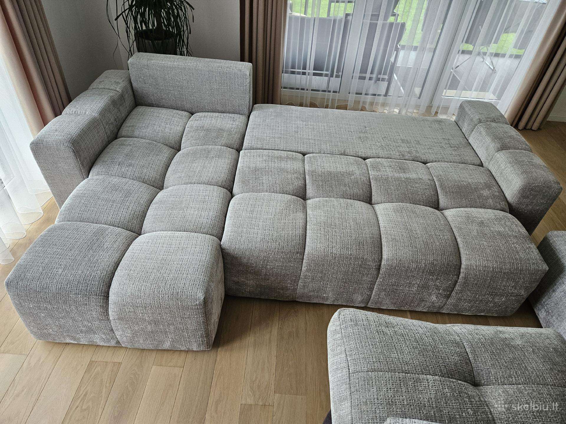 Beveik nauja sofa su lovos funkcija ir pufu.