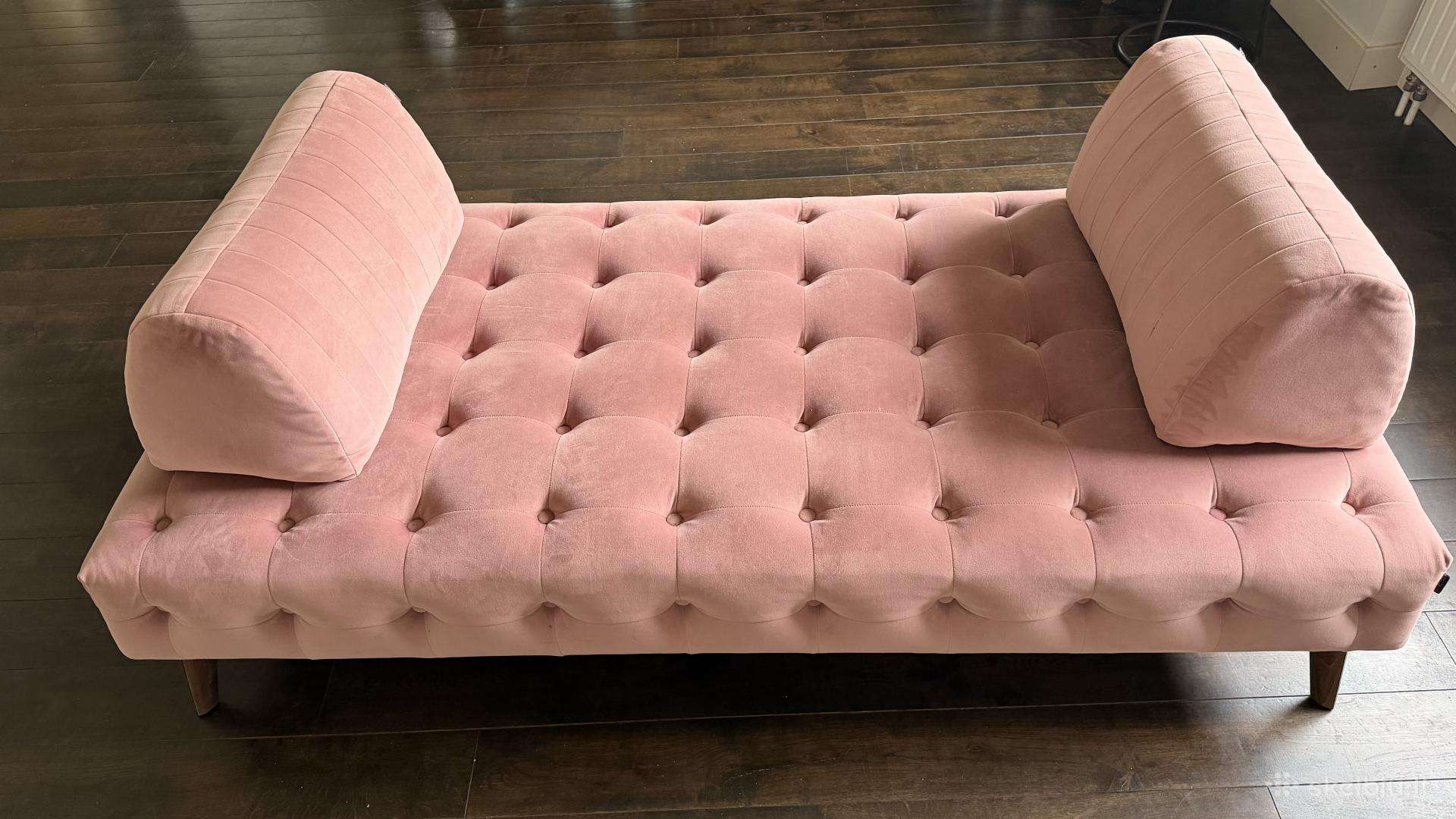 Rožinė kušetė (sofa)