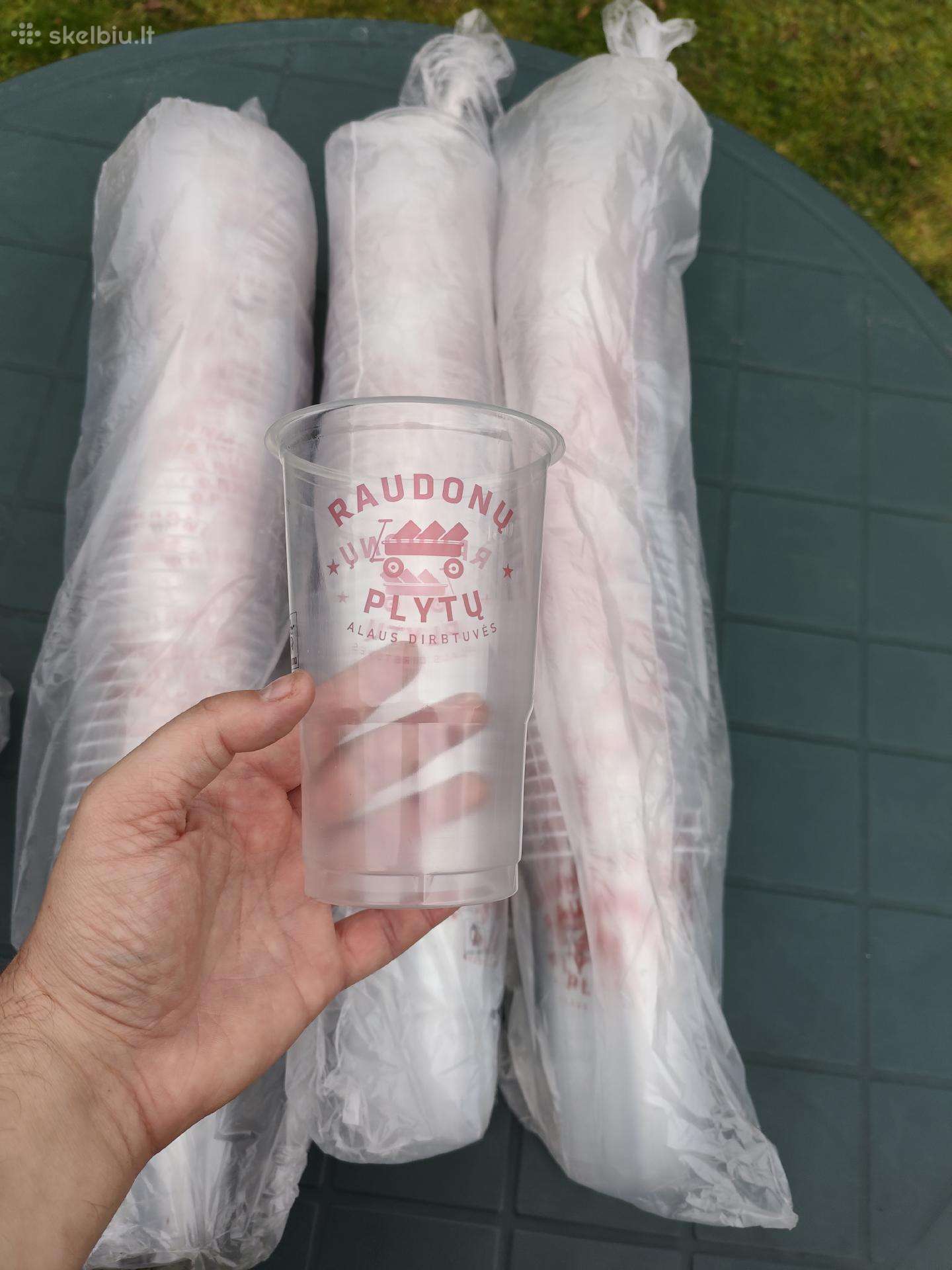 Raudonų plytų plastikiniai puodeliai