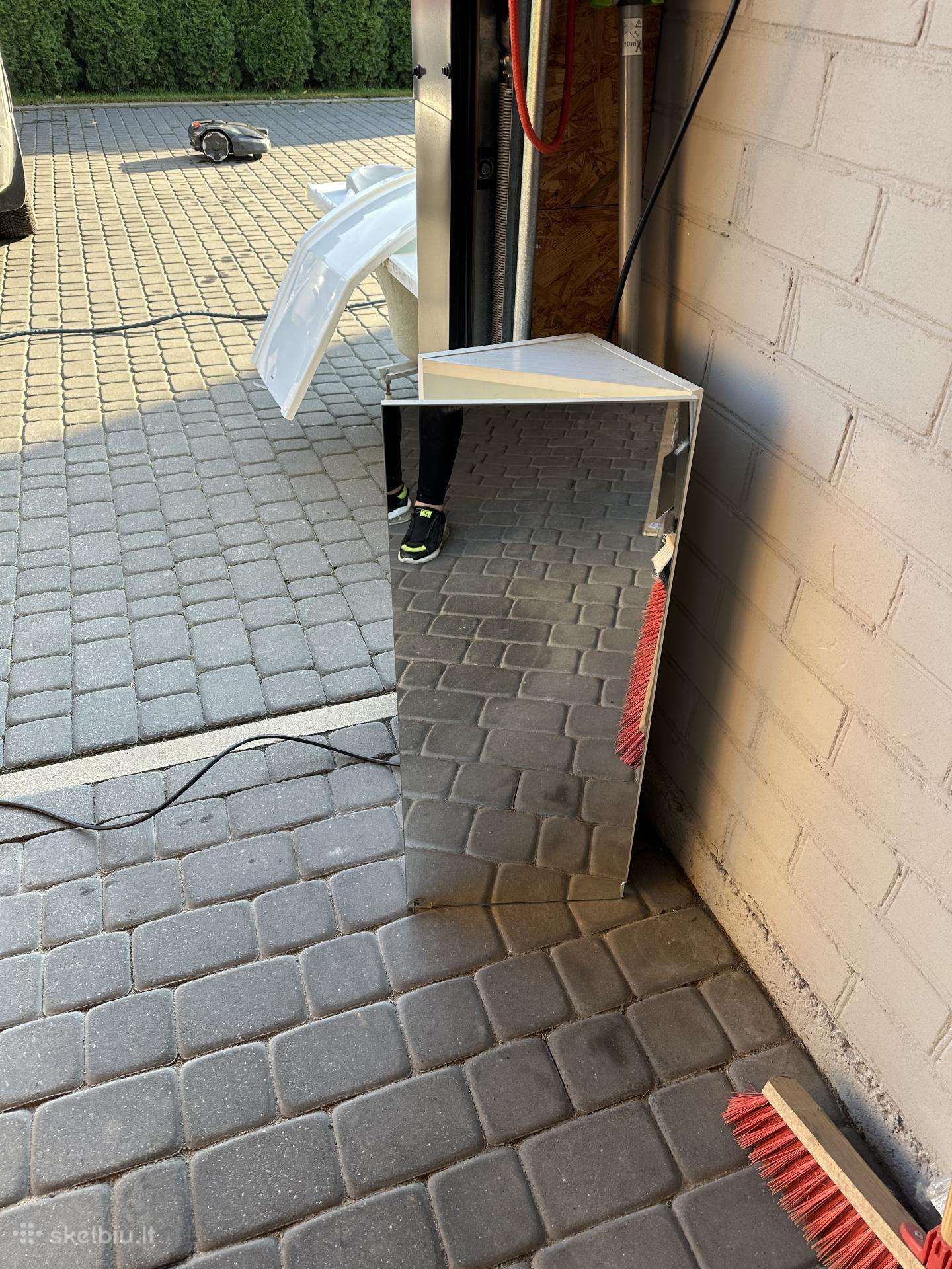 Parduodu kampinę spintelę su veidrodinėm durelėm