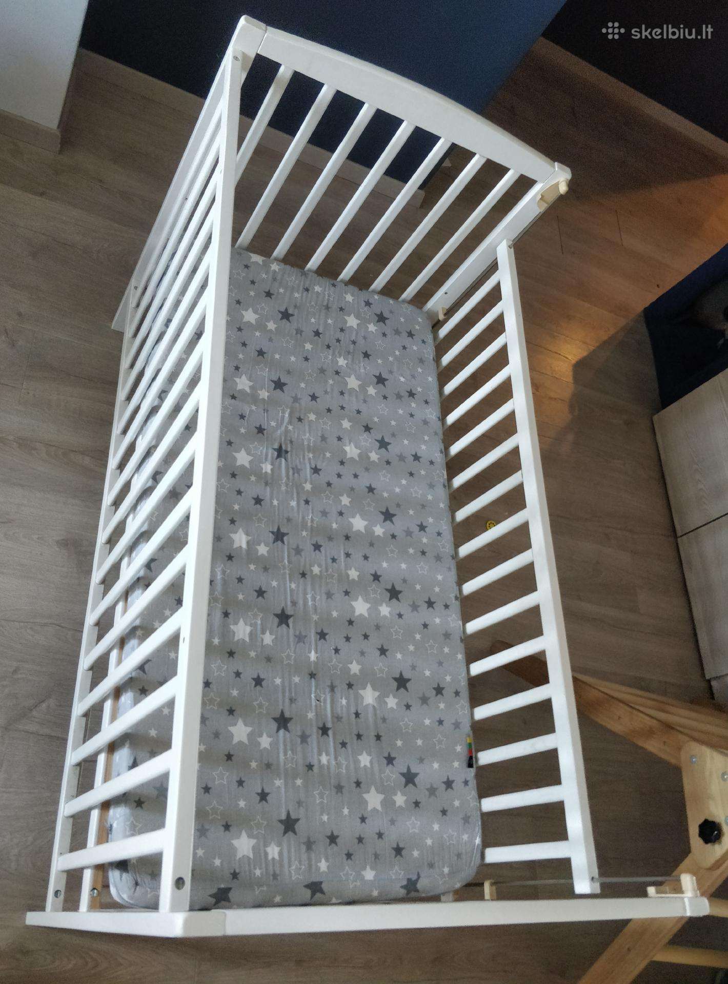 Medinė balta lovytė su čiužiniu
