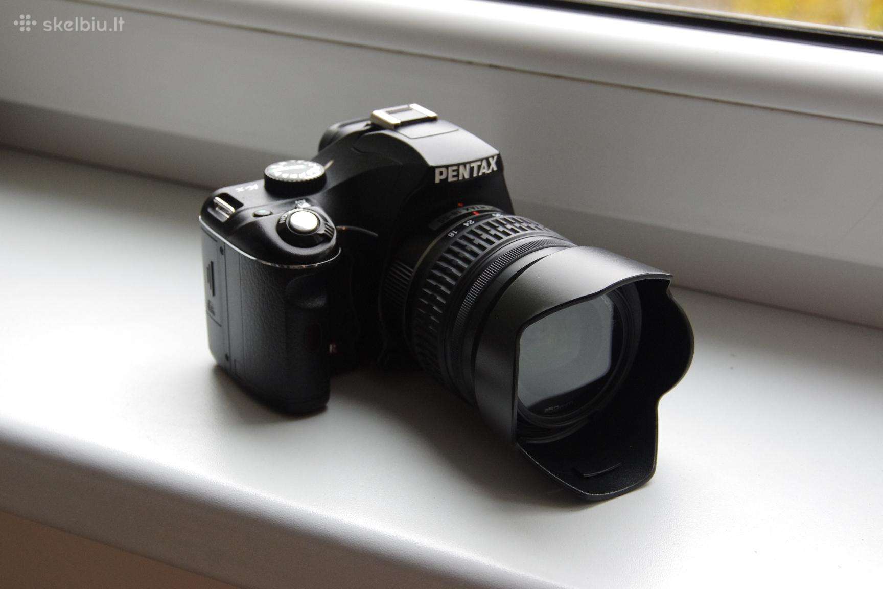 Pentax K-x su kitiniu 18-55 objektyvu ir priedais