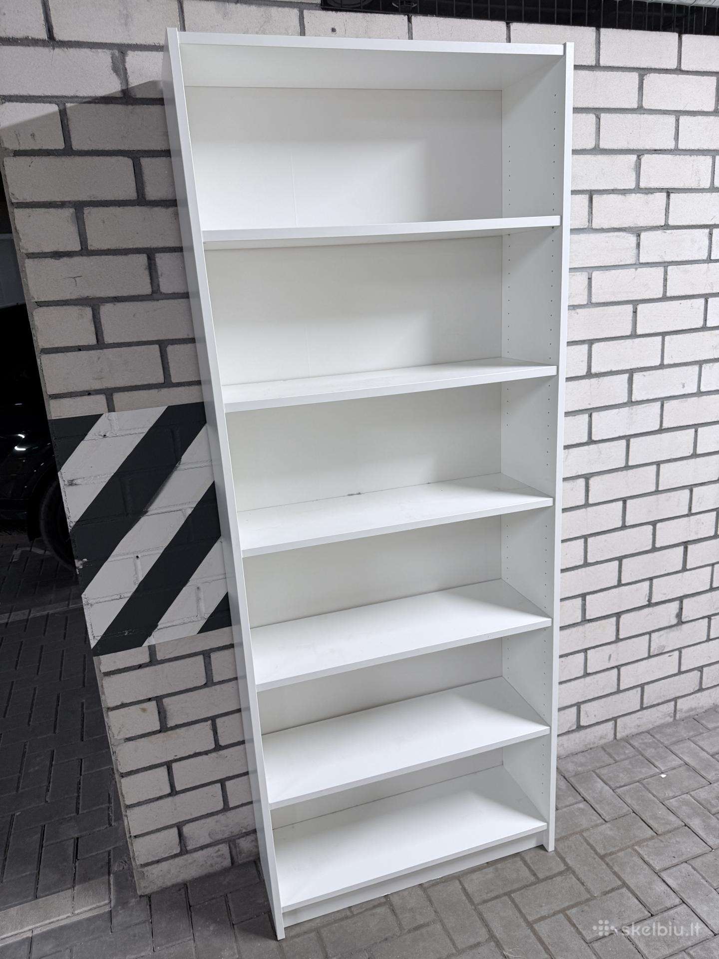 Knygų lentyna, kėdė, naktinis staliukas iš Ikea
