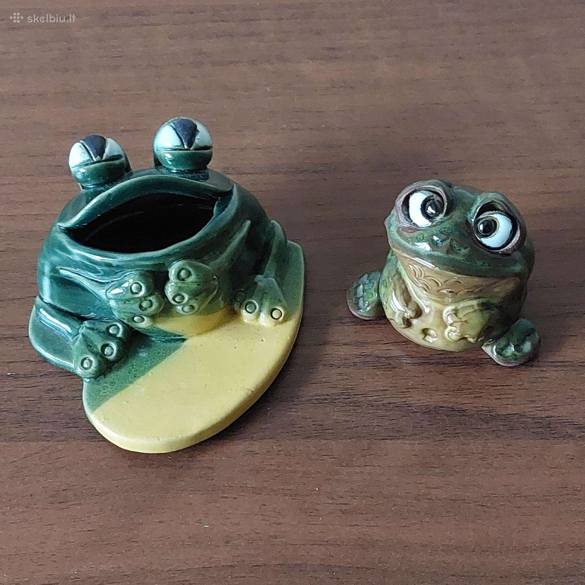 Molinės glazuruotos statulėlės " Varlės ".