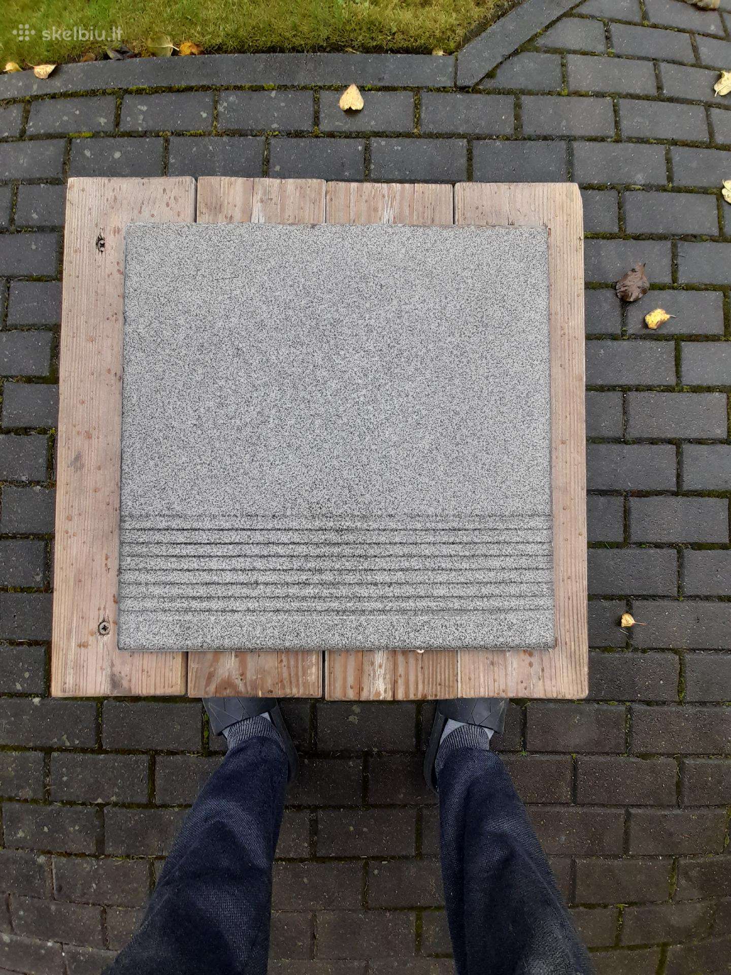 Laptū. Pakopų. .plyteles.