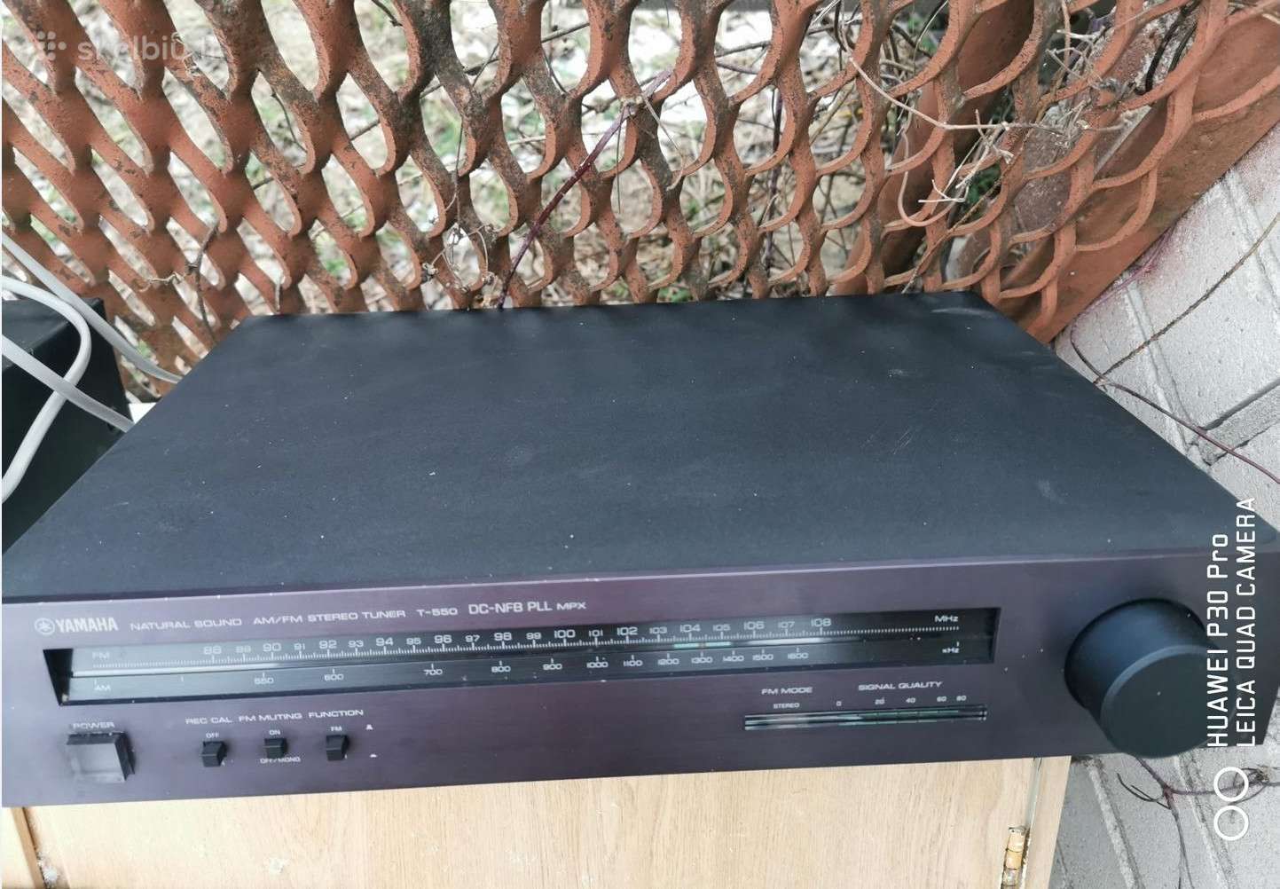 Įvairūs radio tiuneriai yra su stiprintuvais