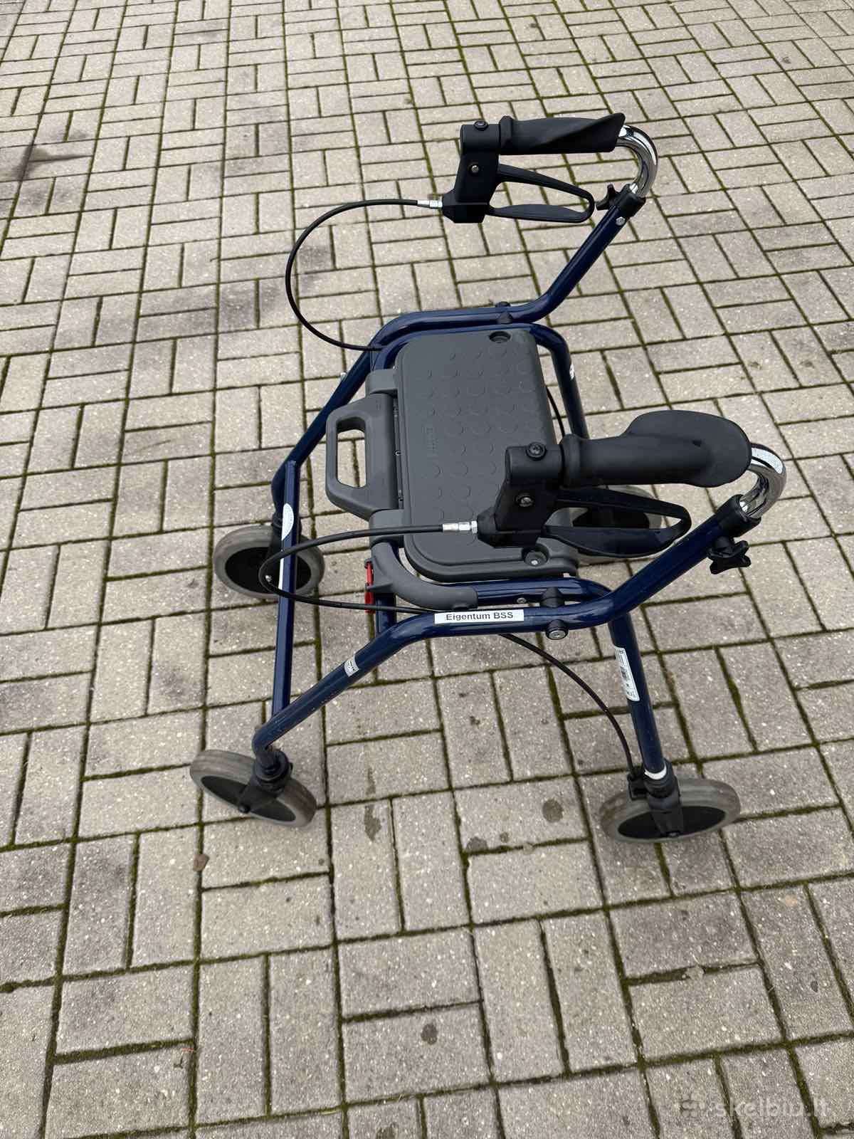 Vaikštynė su sėdyne, stabdžiais, sulankstoma