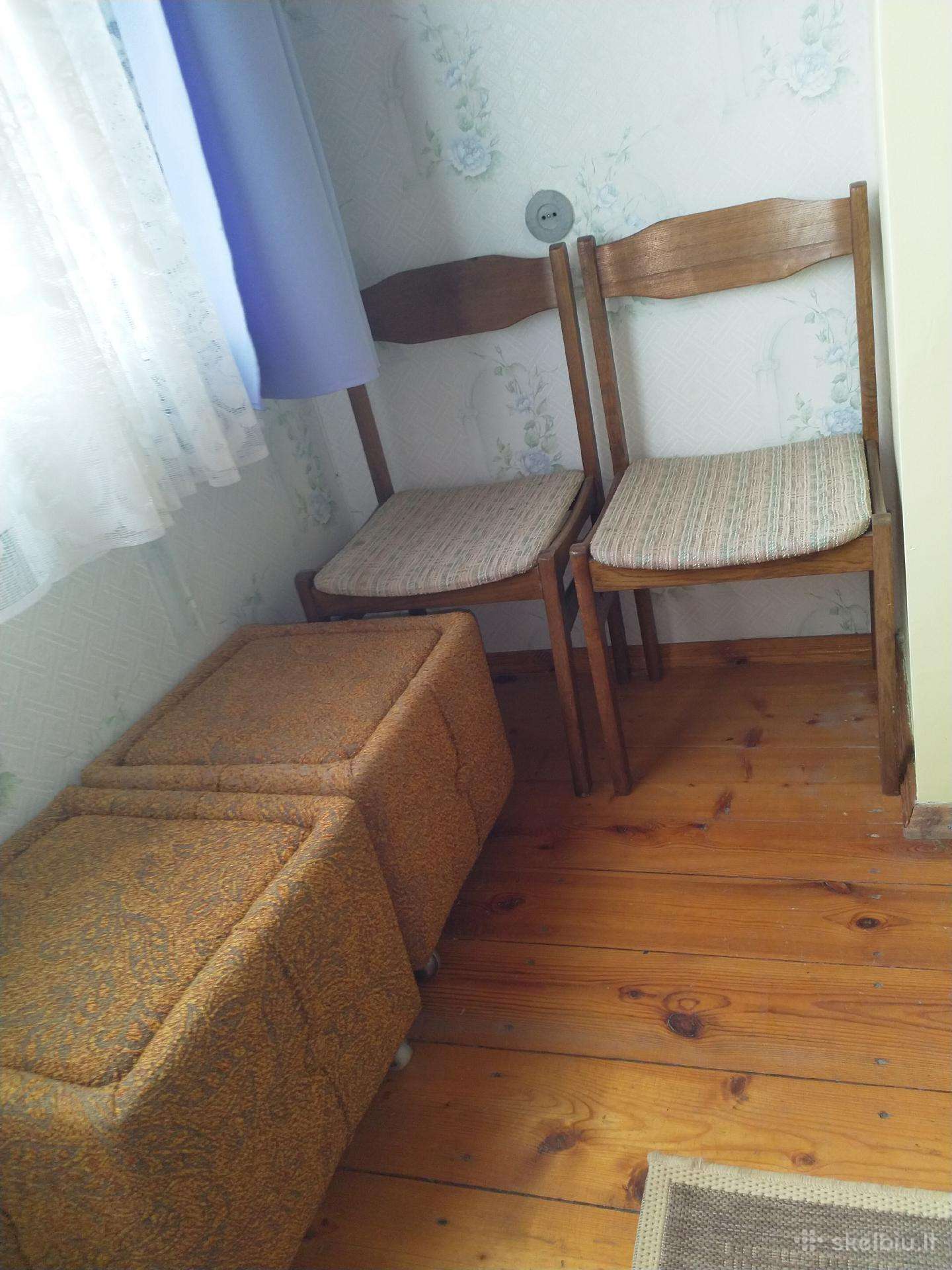 Miegamojo du pufikai ir dvi kėdės