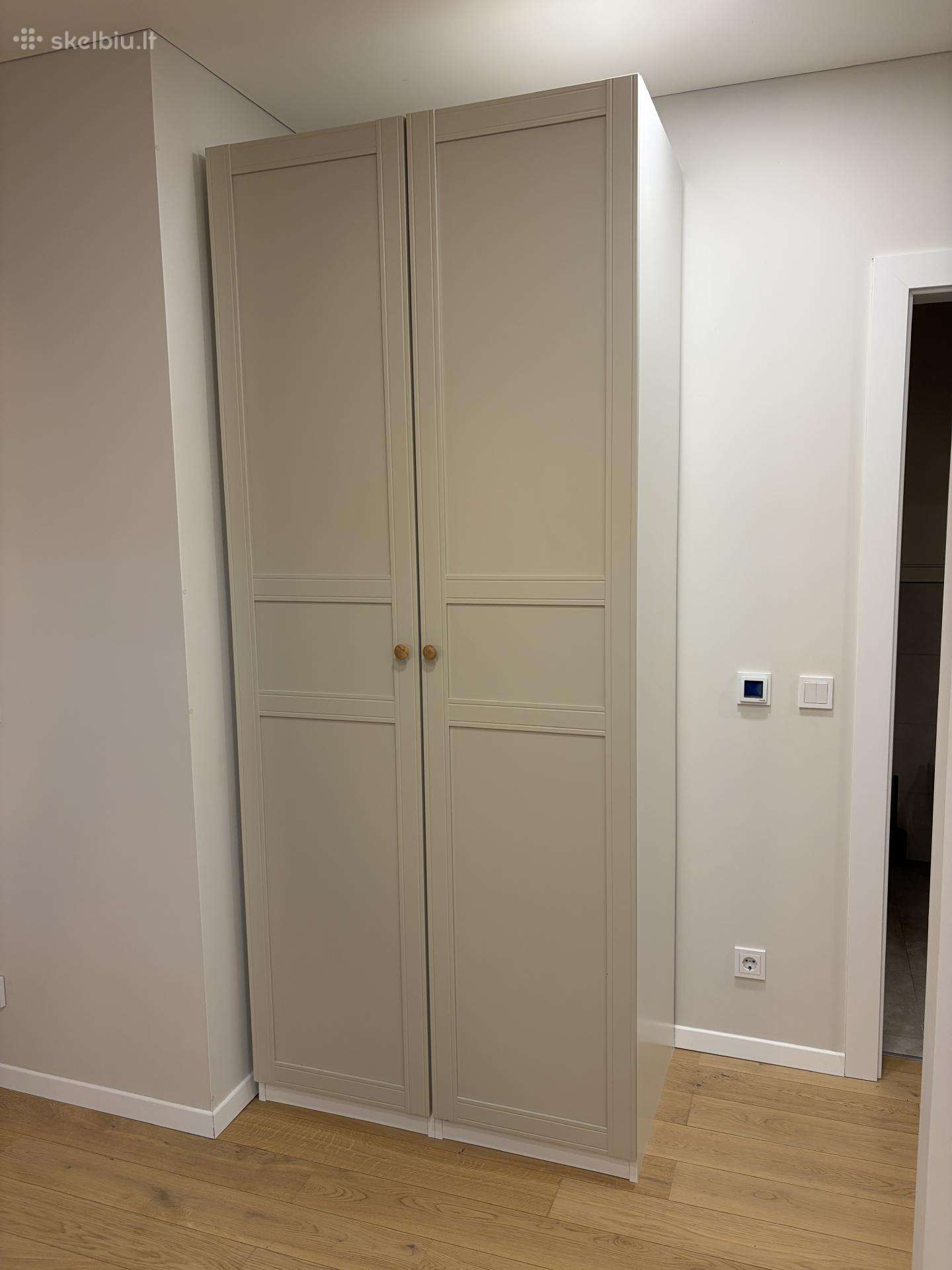 Ikea spinta su lentynomis ir krepšeliais - 200 €