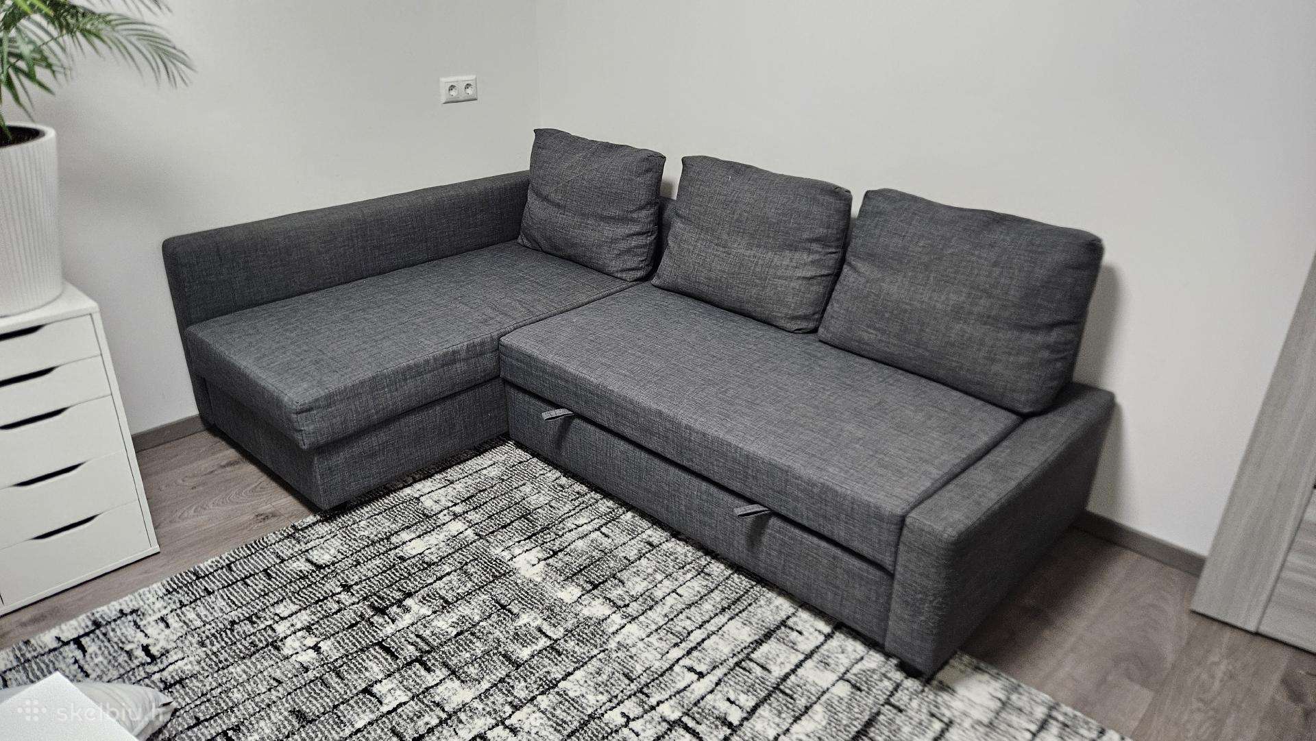 Pilka kampinė sofa išskleidžiama, su dėže