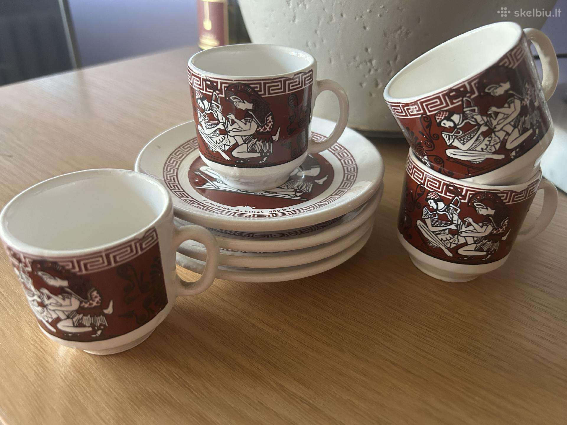 Espresso kavos puodeliai su lėkštutėmis