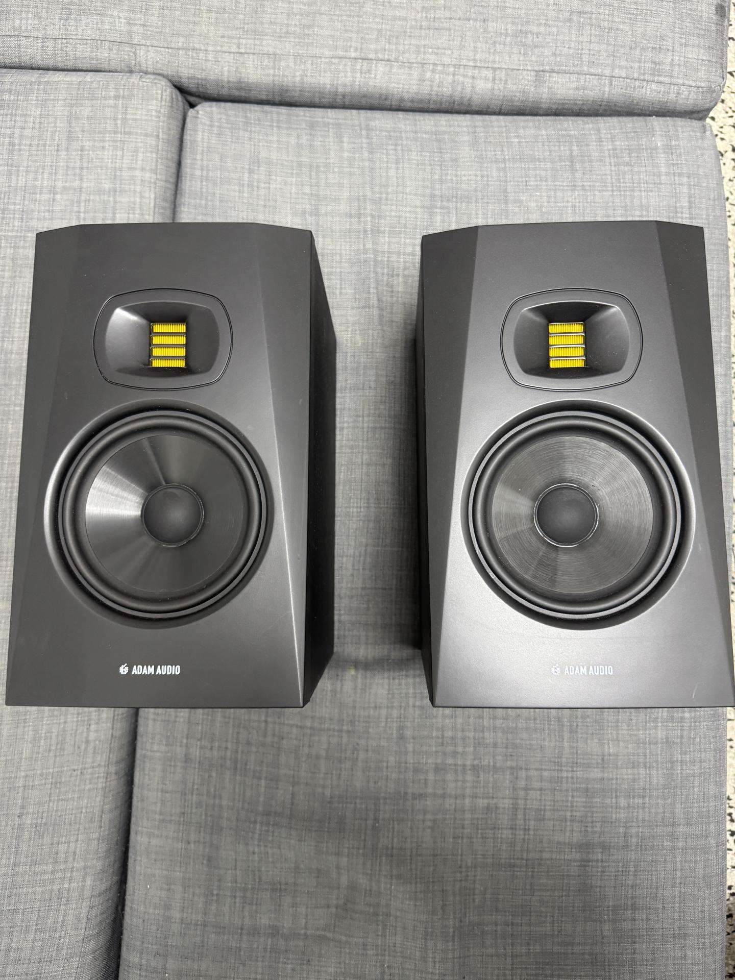 Adam Audio T7v – aktyvių studijinių monitorių pora