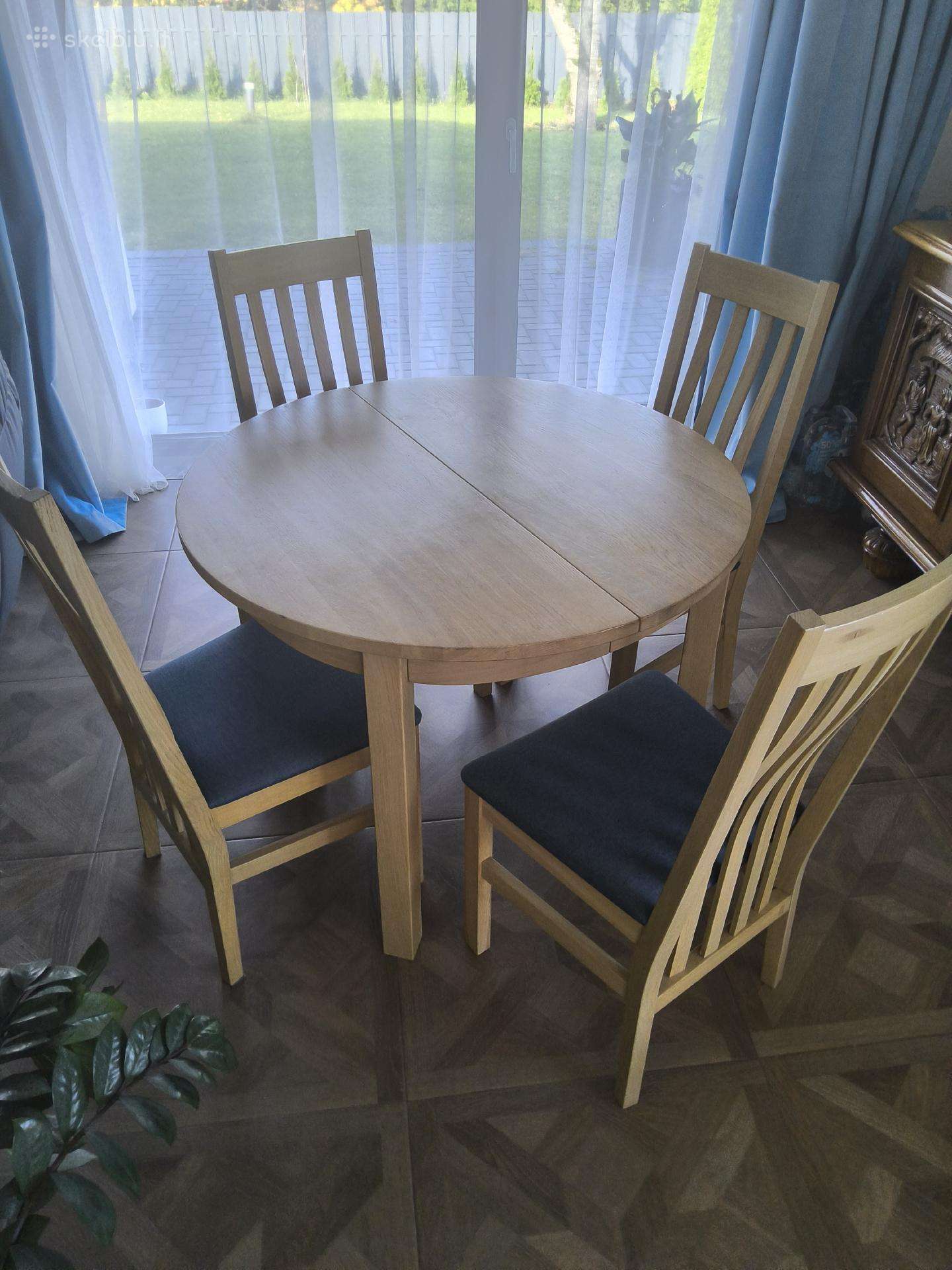 Parduodu ąžuolinį (balintą) stalą ir kėdes
