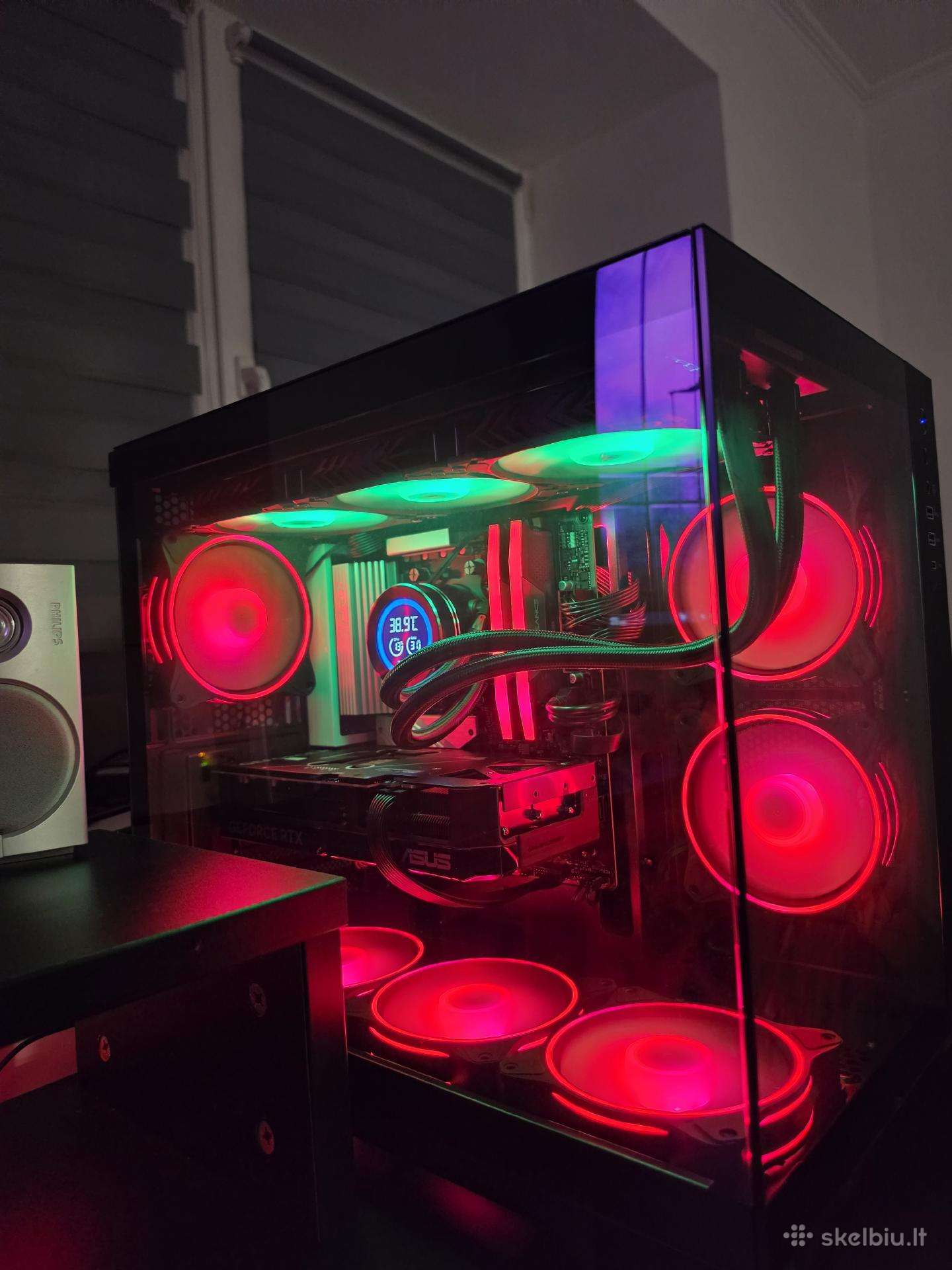Labai galingas kompiuteris su visu setup.