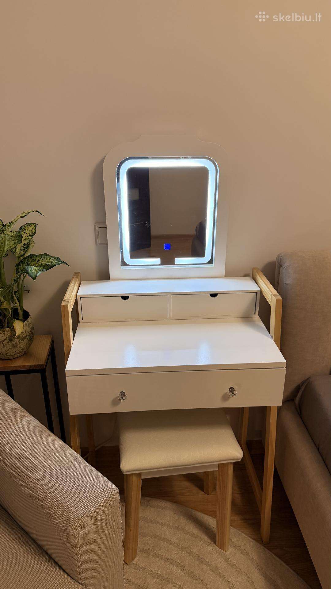Makiažo staliukas (makeup vanity)