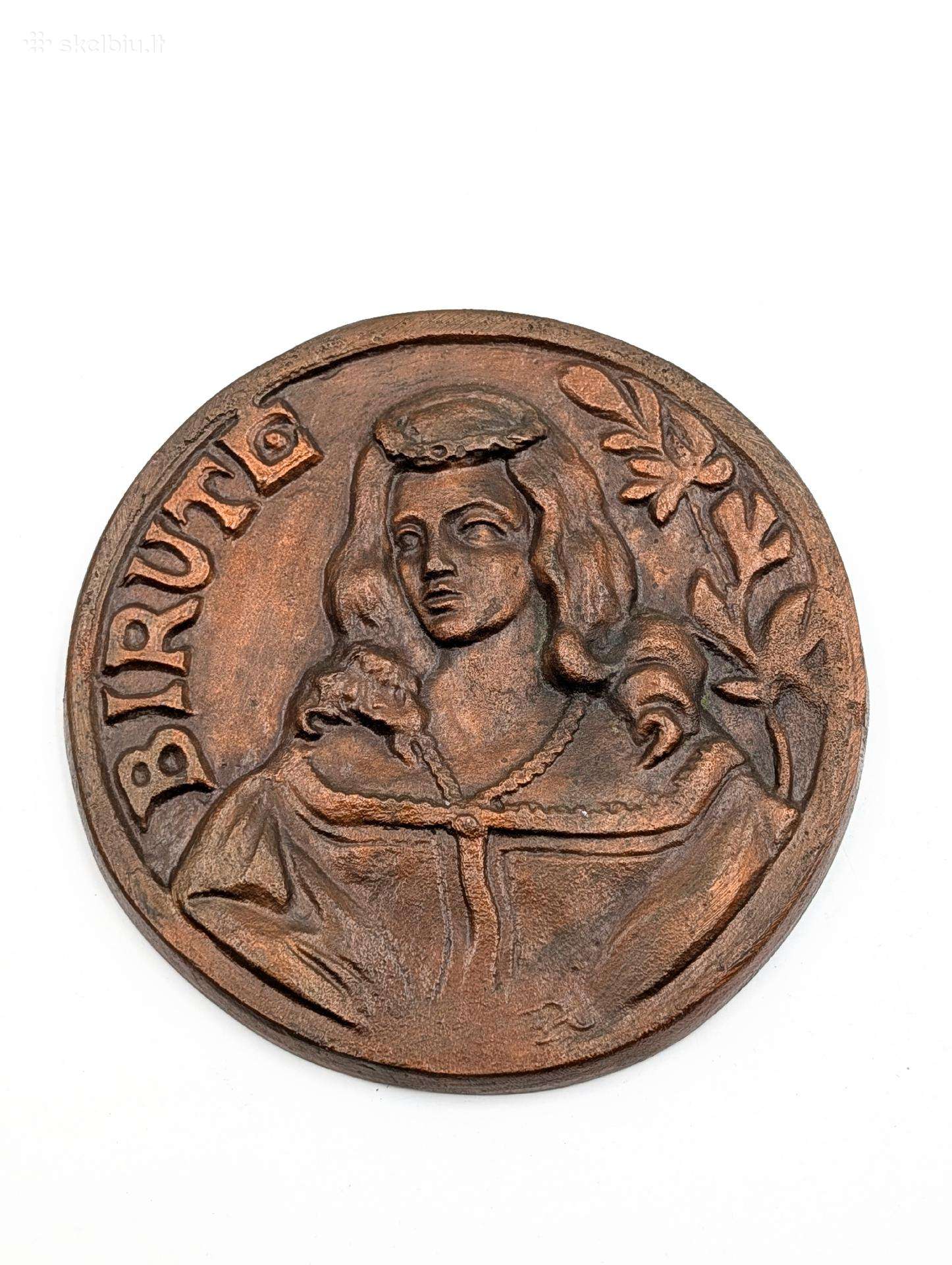 Metalinis bareljefas „Kunigaikštienė Birutė“