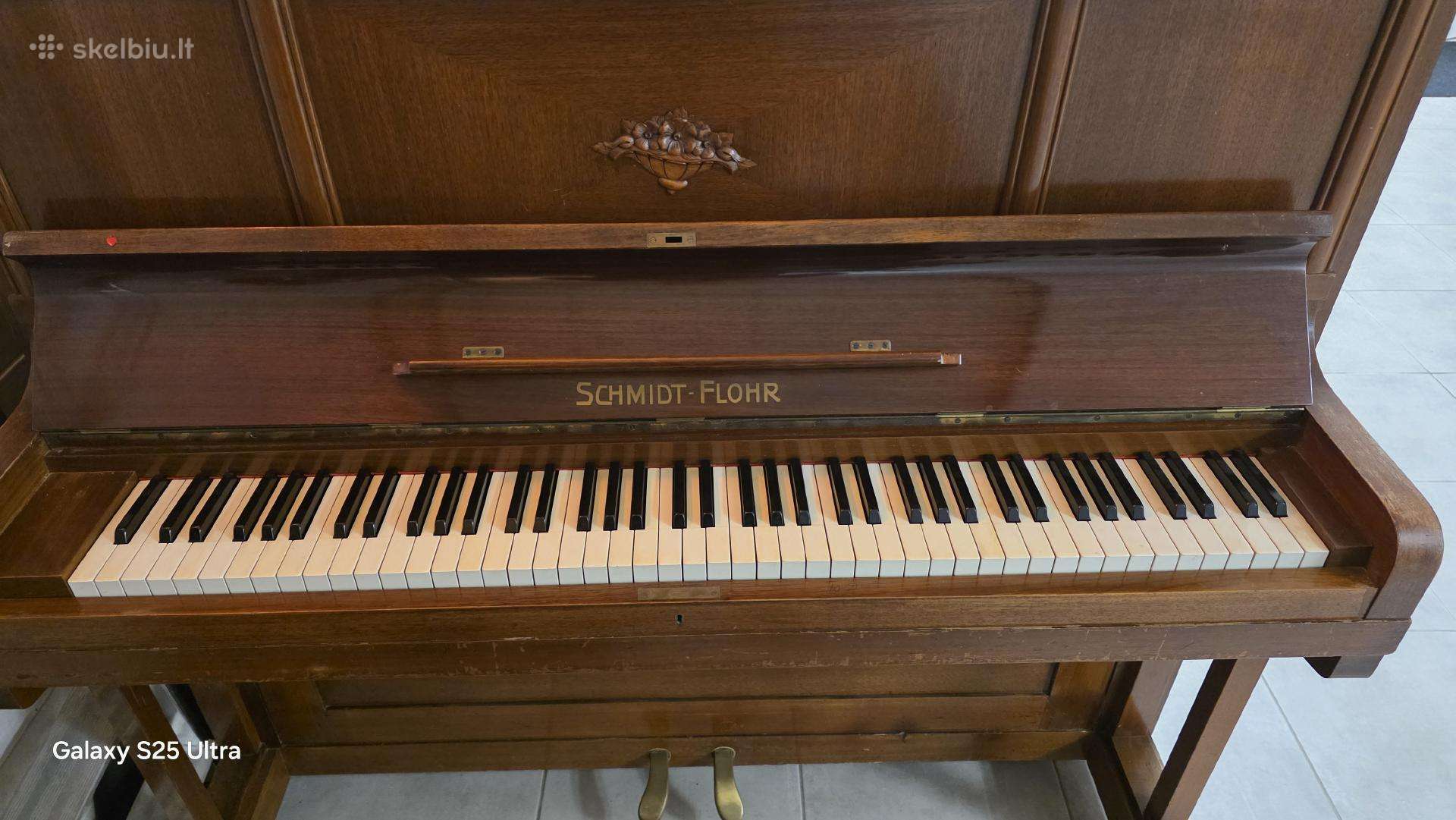 Parduodami du kokybiški šveicariški pianinai