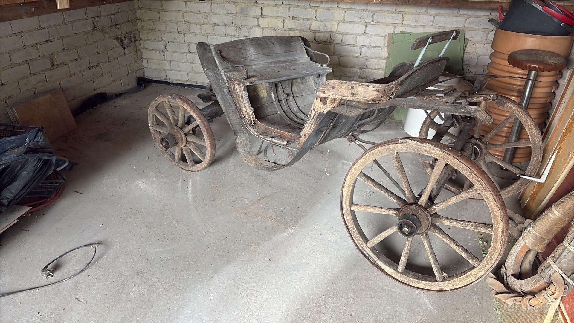 Brička, Fajetonas, arklio traukiamas vežimas