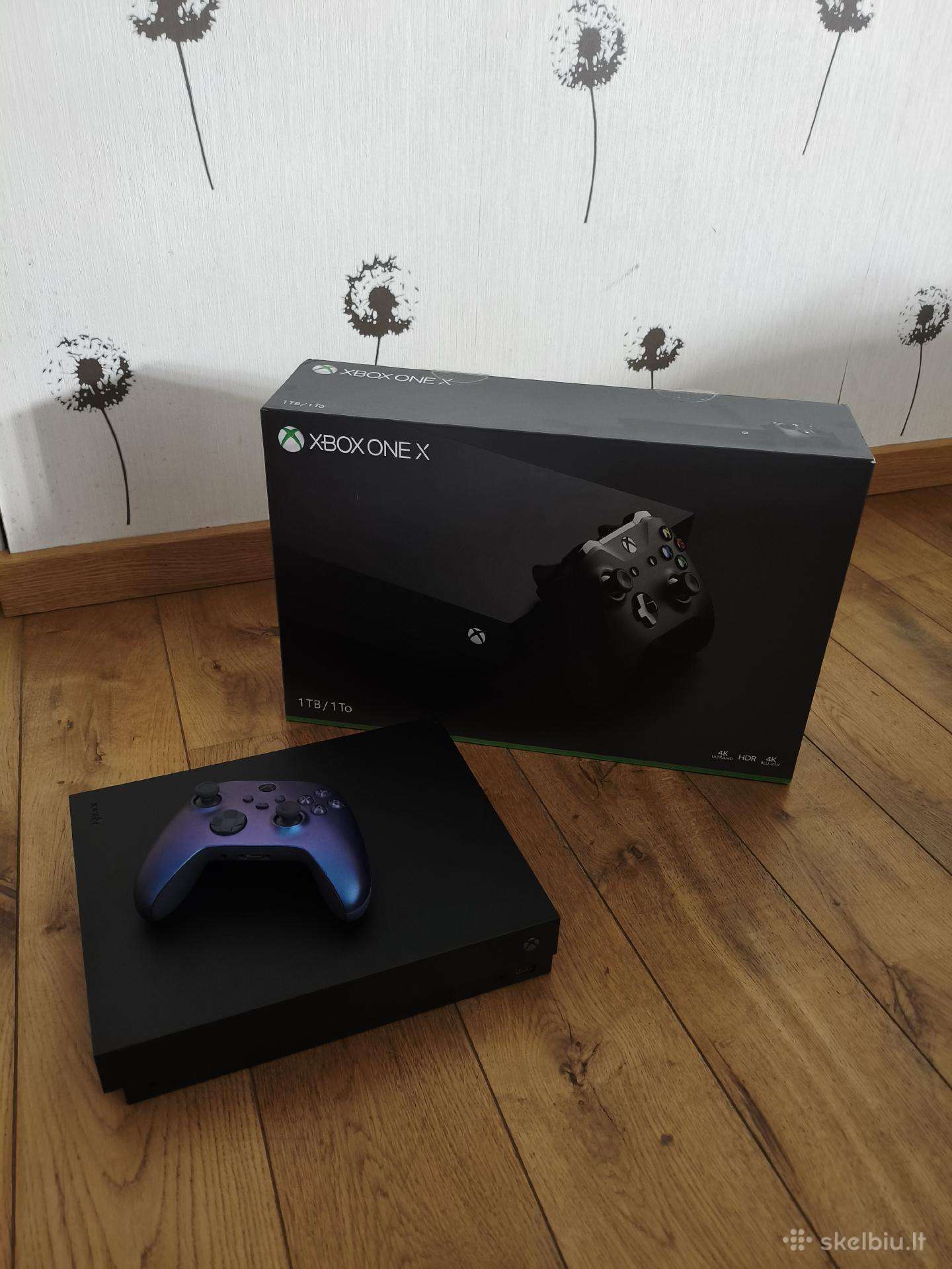 Xbox One X 1 TB + Stellar Shift Controller