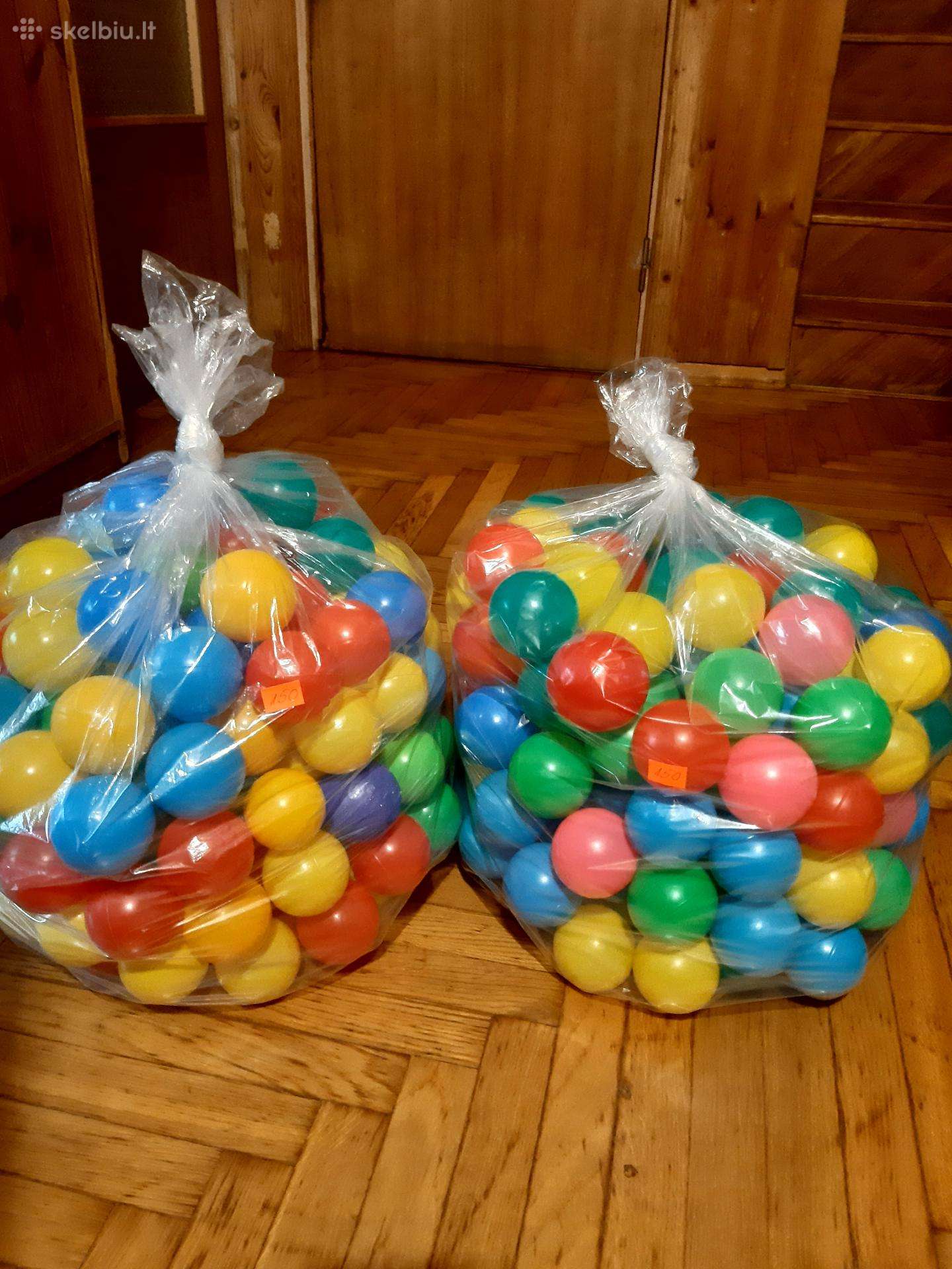 Plastikiniai kamuoliukai baseinui yra 300 vnt.