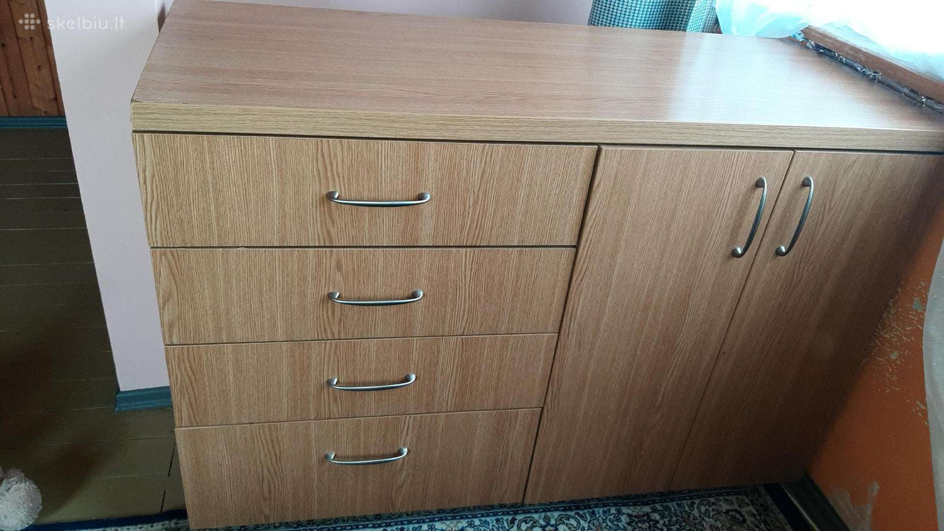 Skubiai dovanoju komodą