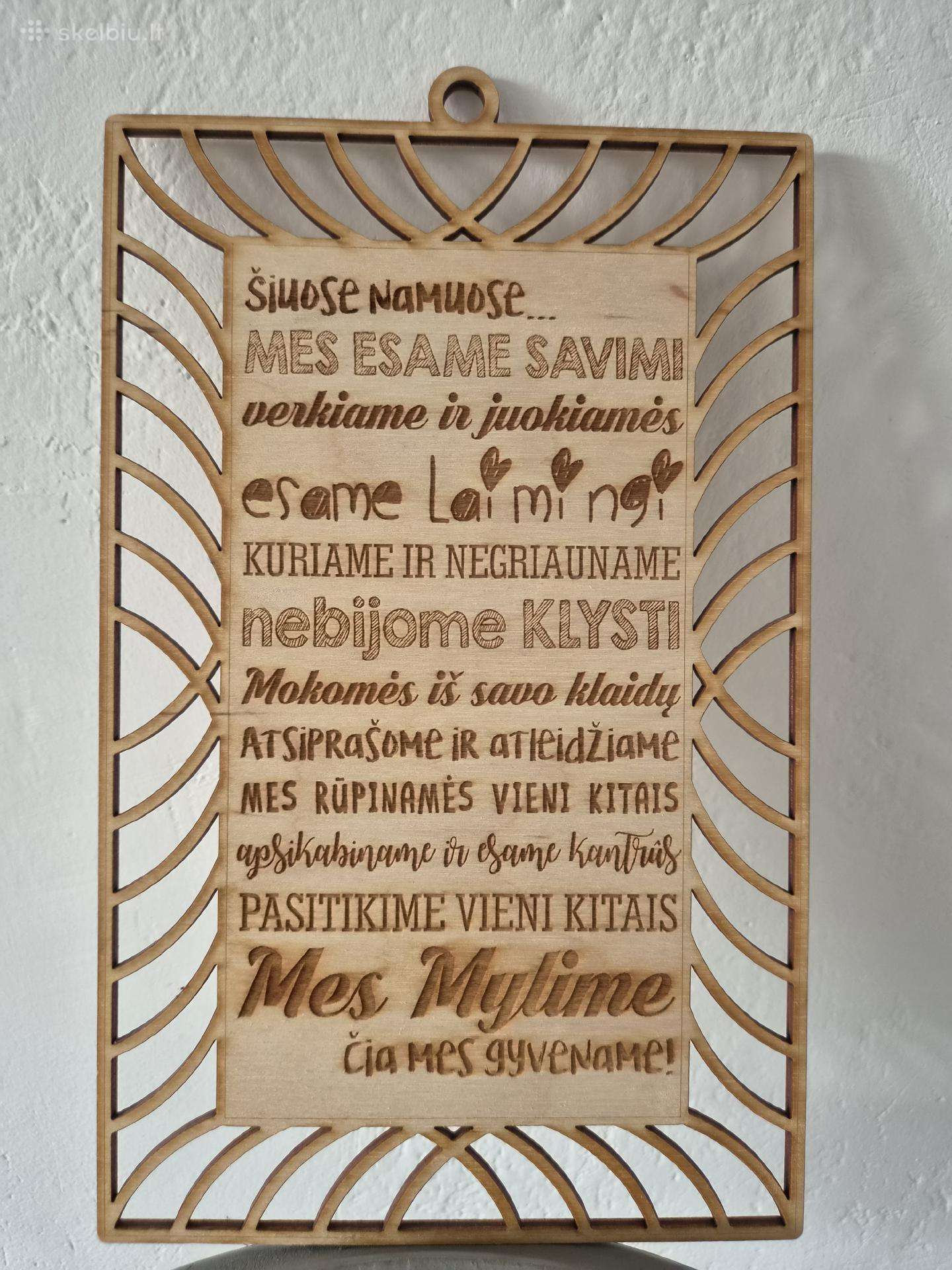 Medinė lentelė su užrašais namams
