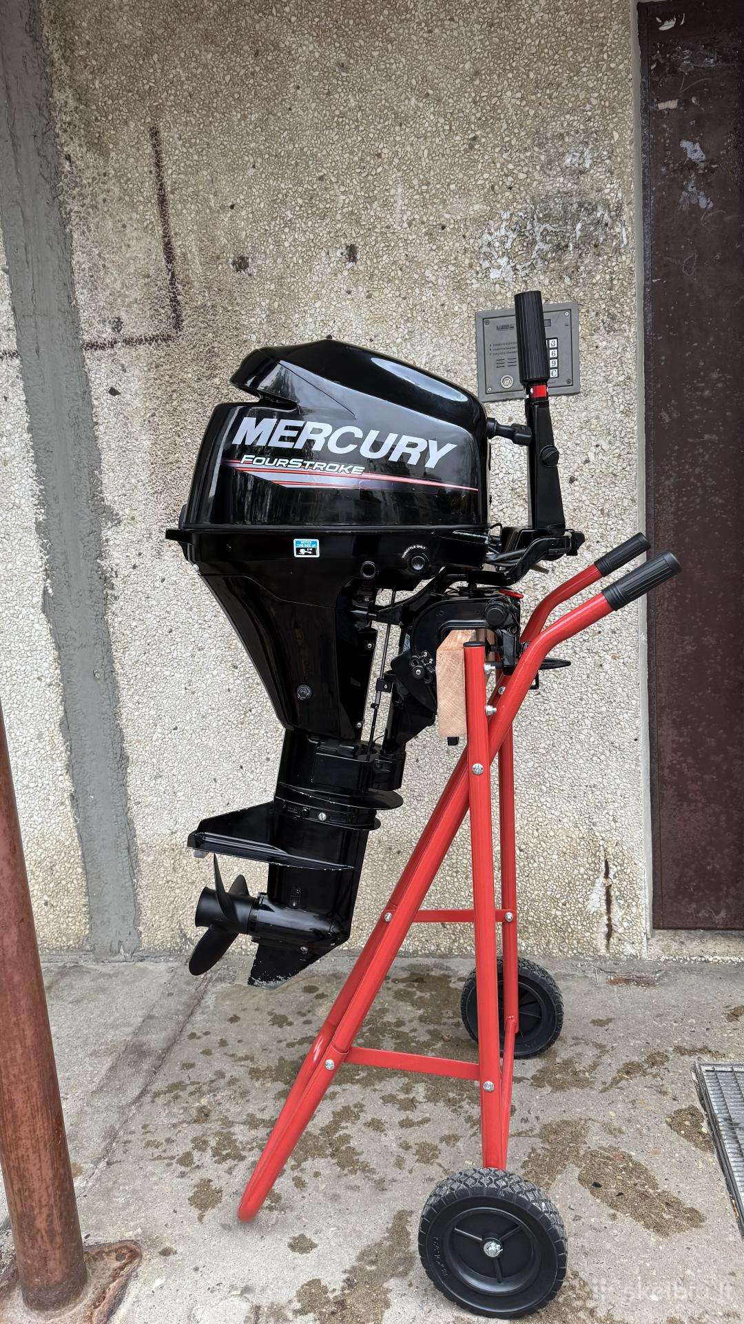 Parduodamas pakabinamas Mercury 8 variklis.