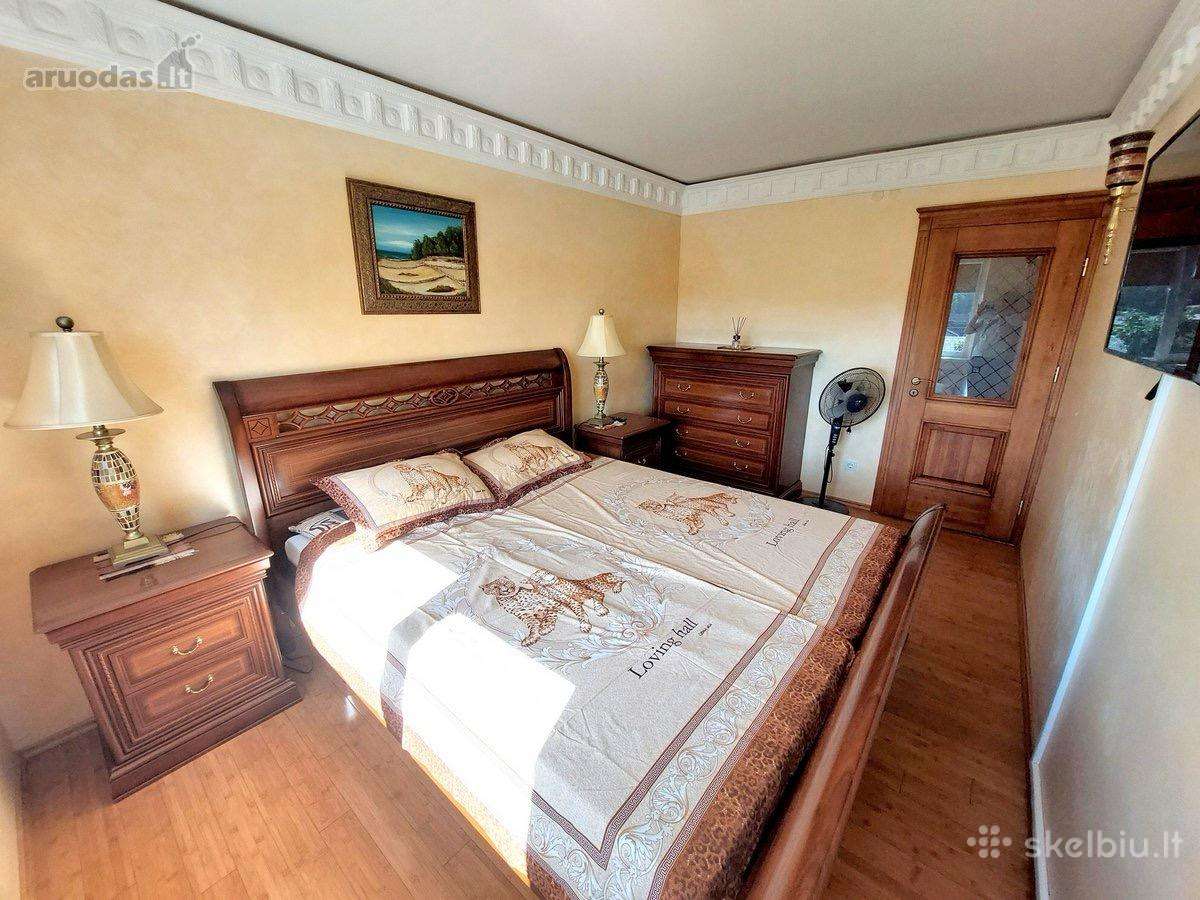 Parduodamas itališkų miegamojo baldų komplektas