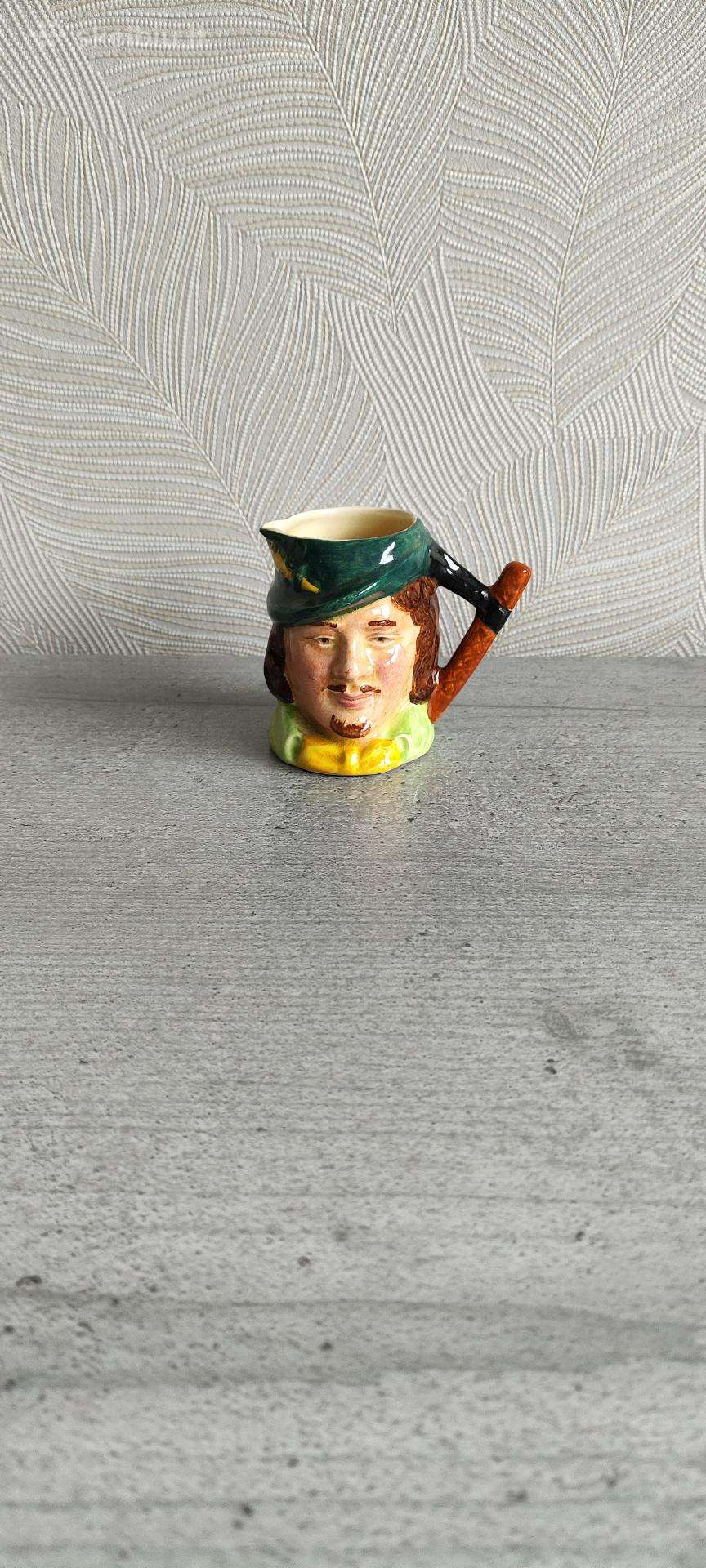Antikvarinis anglų ąsotėlis Robin Hood