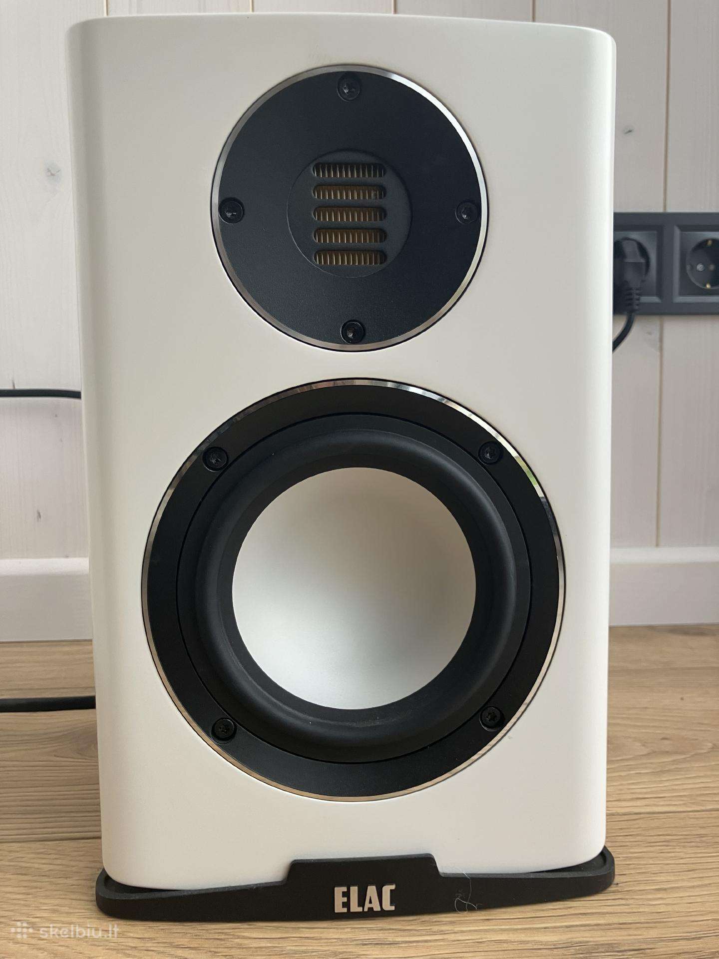 Elac Carina