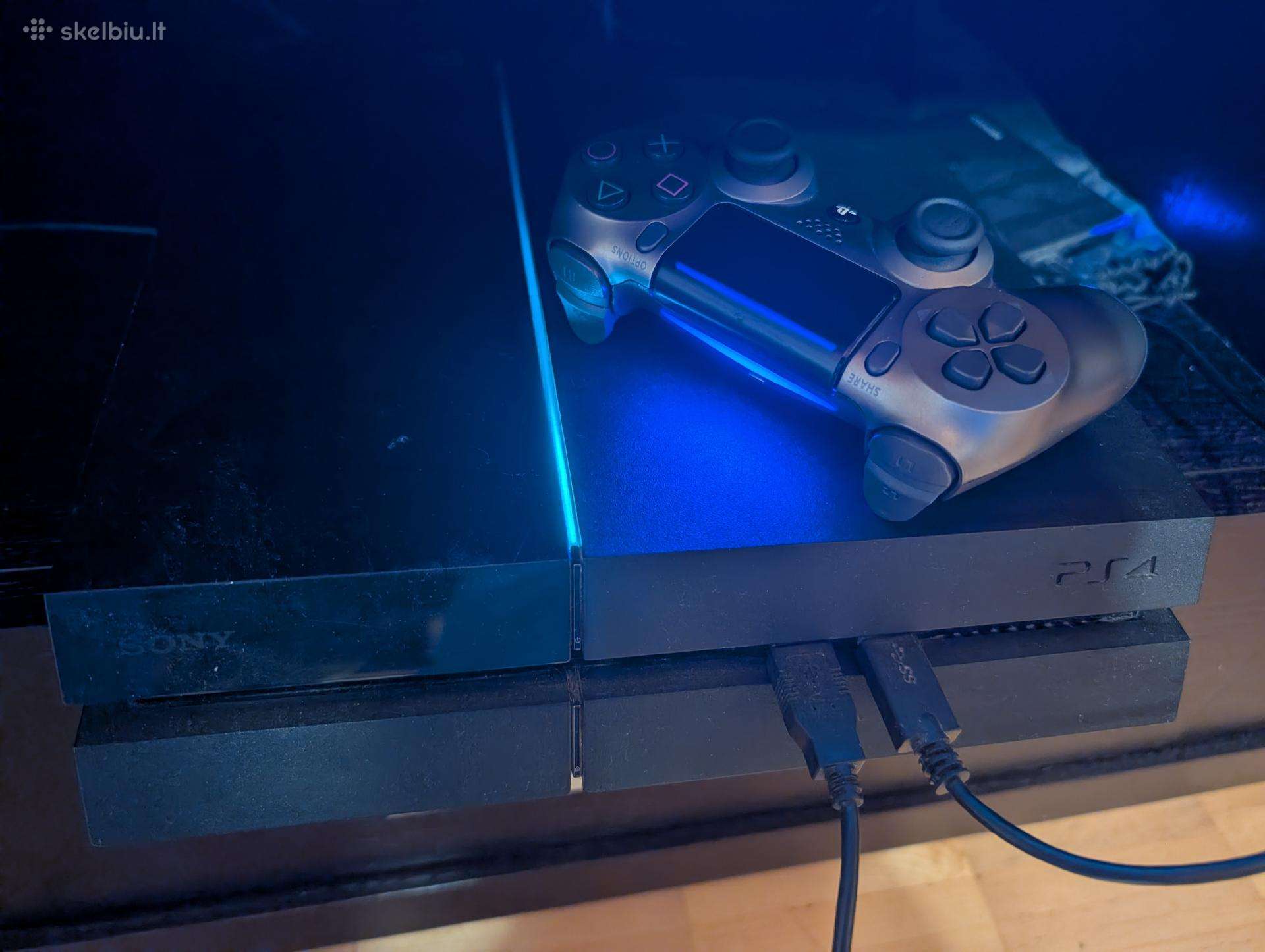 Ps4 su pultu atrištas