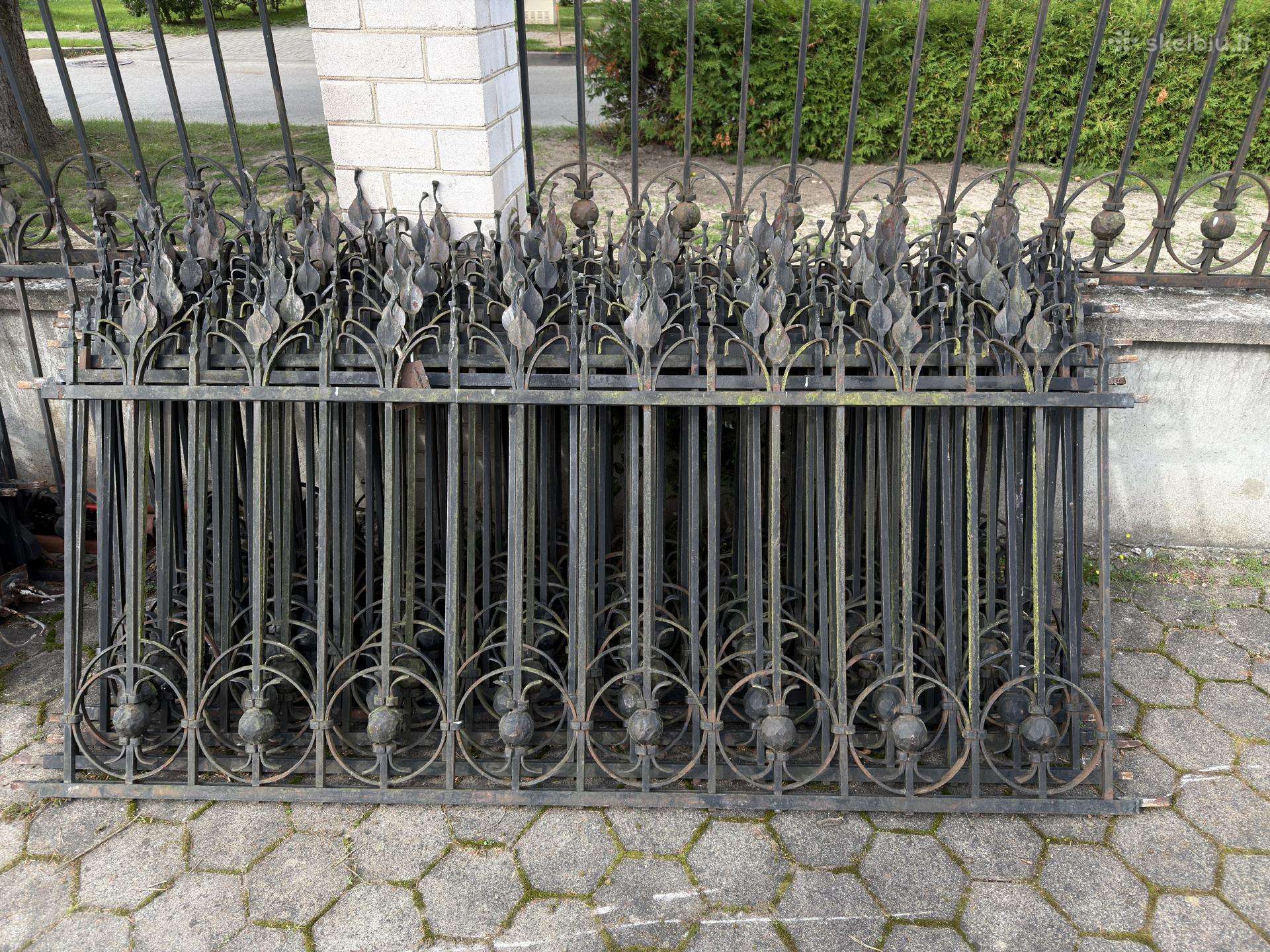 Kalvio rankų darbo metalinė tvora.