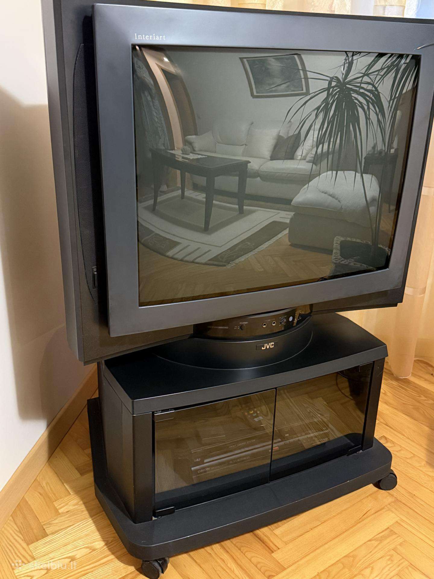 JVC televizorius su staliuku