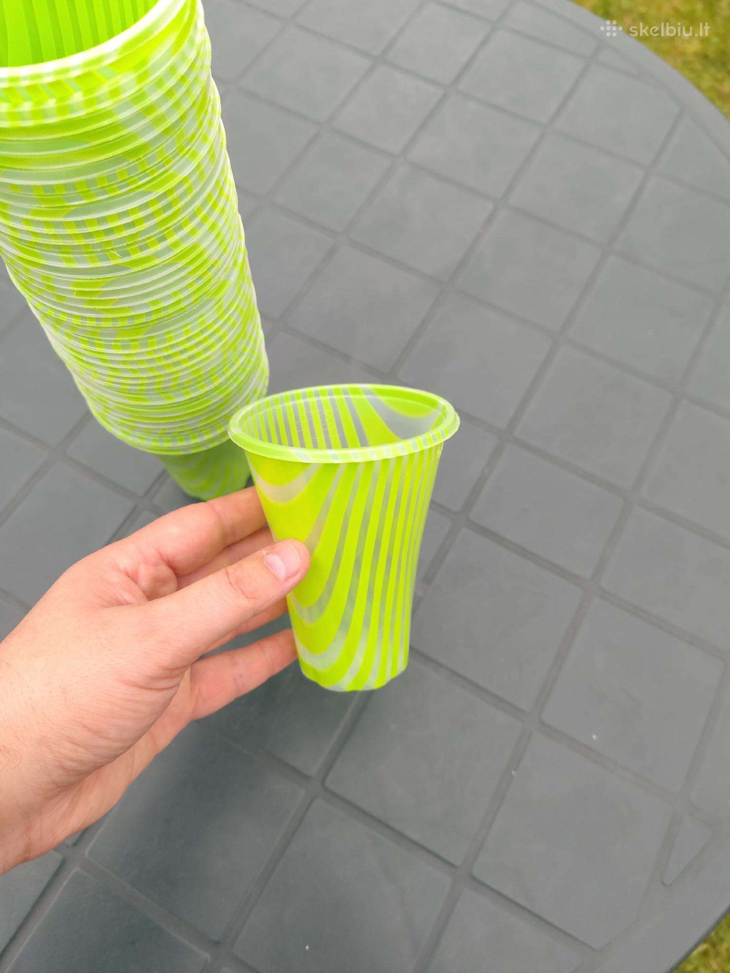 Plastikiniai šventiniai puodeliai apie 30vnt yra