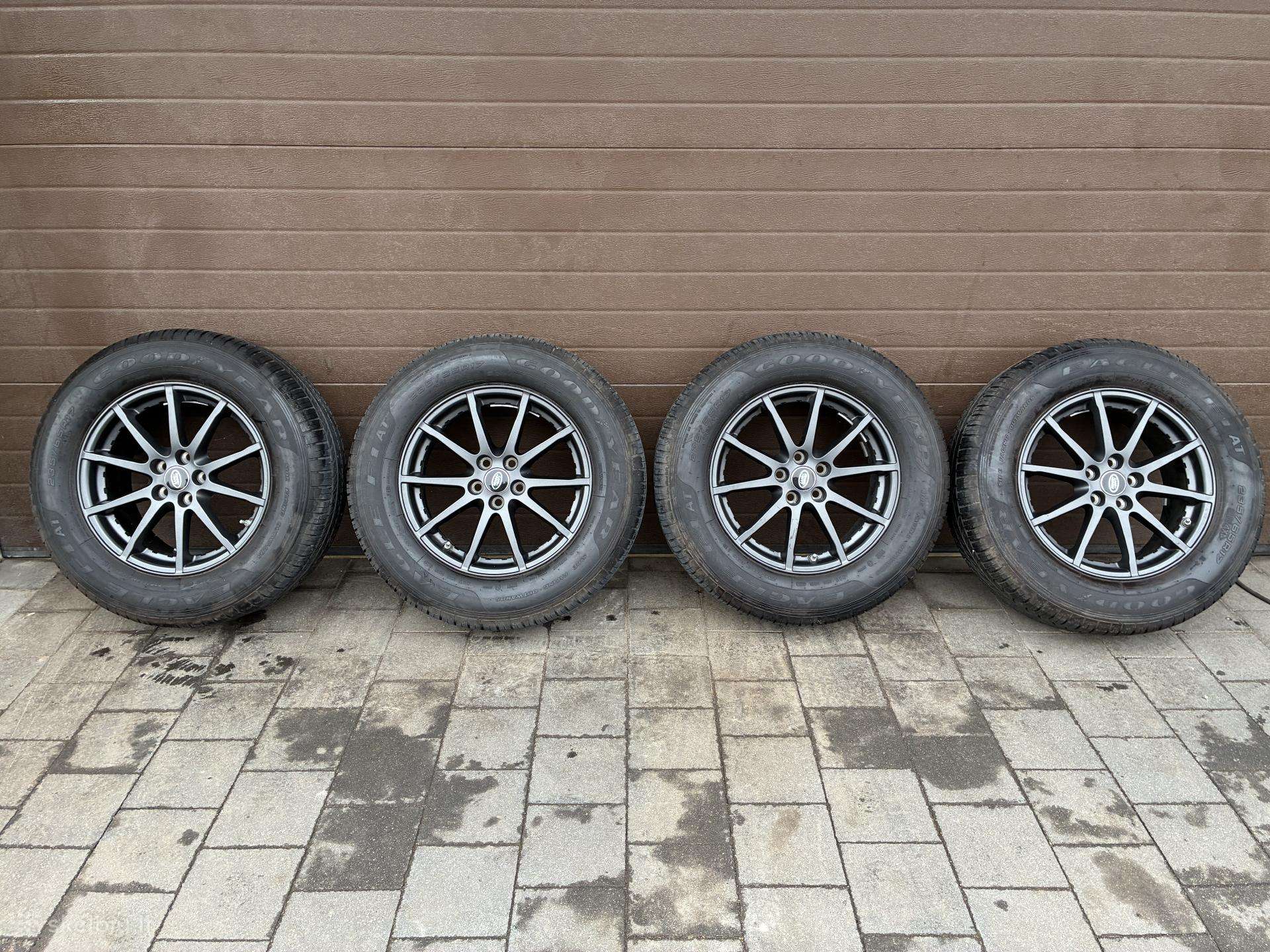 Range Rover Evoque R17 ratai su Goodyear padangomi