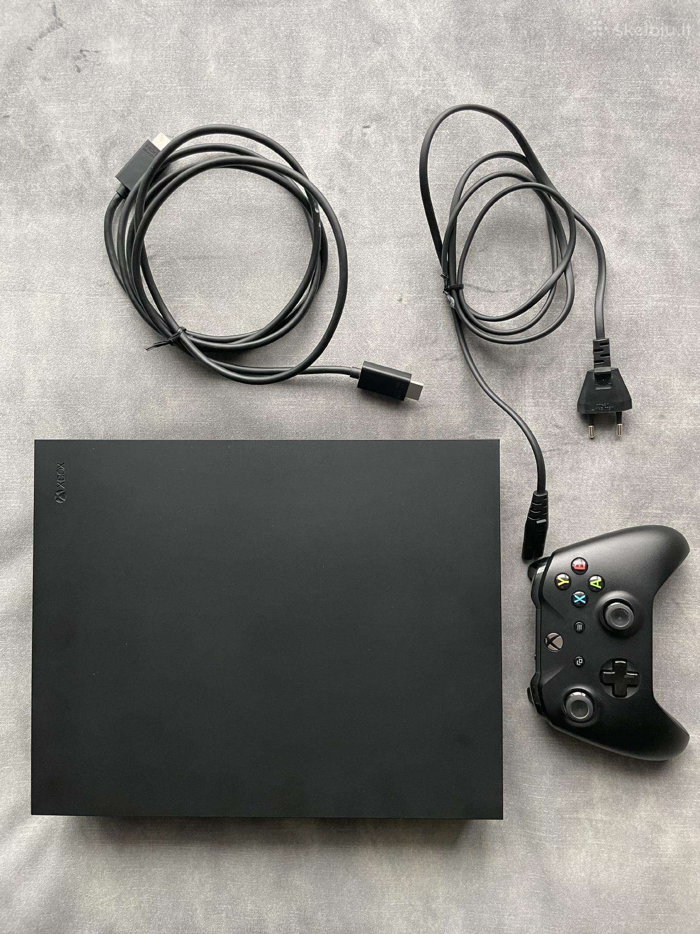 Xbox One X 1 TB + 2 pulteliai + 2 žaidimai