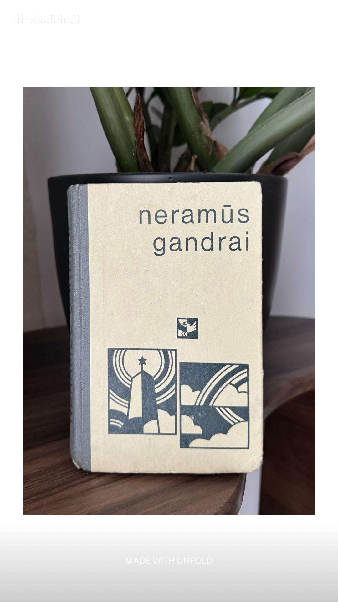 Neramūs gandrai