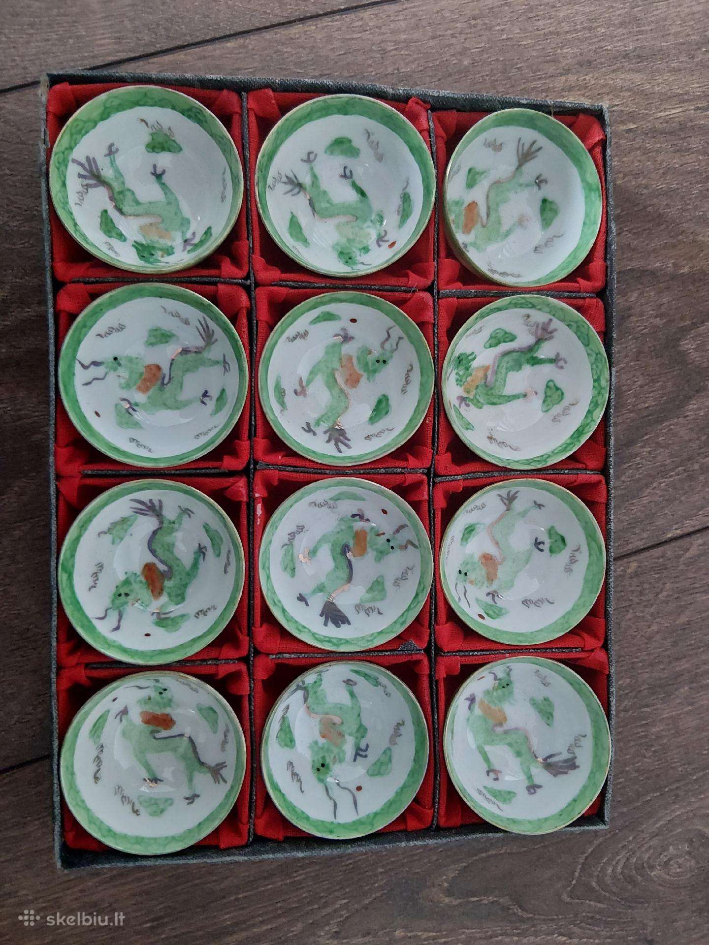 Kiniško porceliano puodelių / taurelių rinkinys.